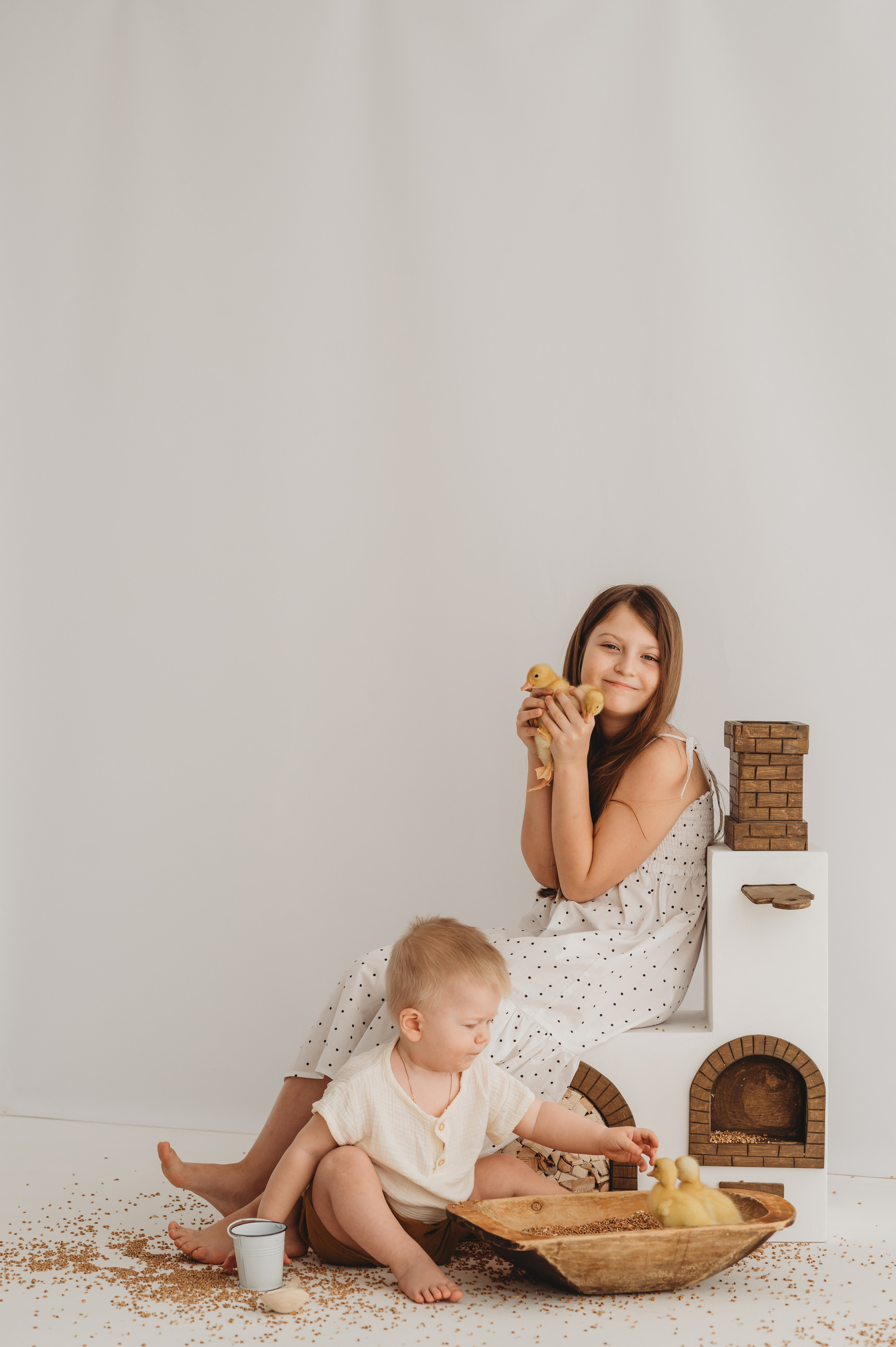 Никитка и Лерочка с утятами. Детский и семейный фотограф Ирина Гладких