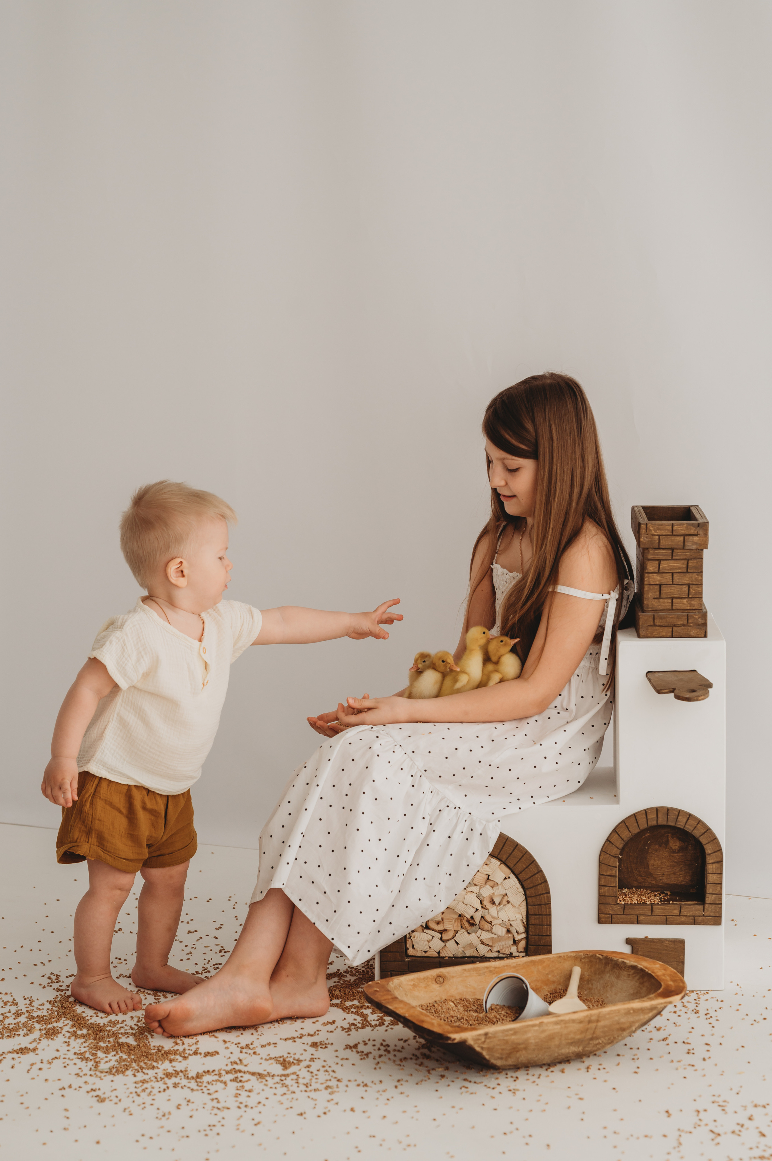 Никитка и Лерочка с утятами. Детский и семейный фотограф Ирина Гладких