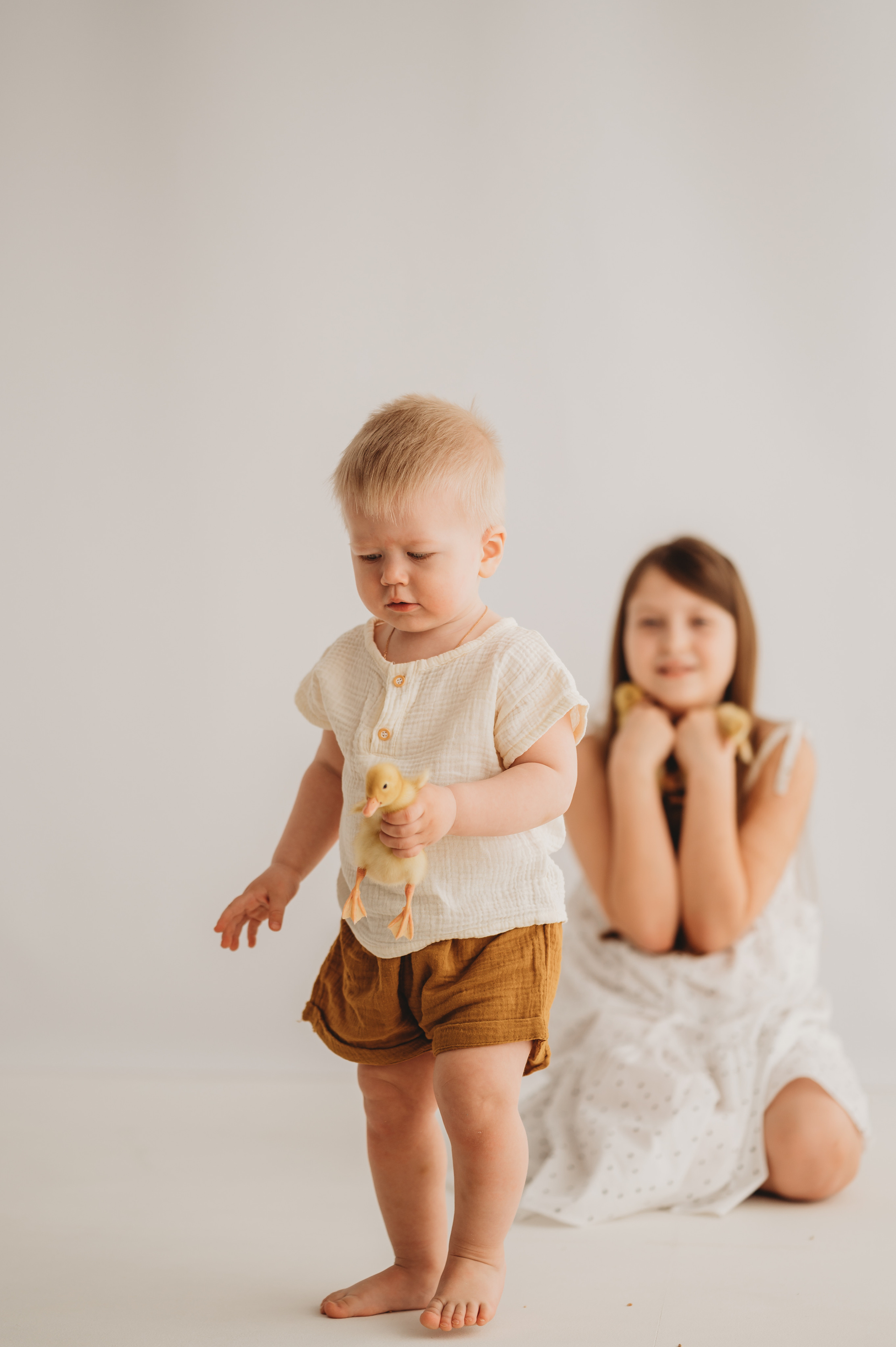 Никитка и Лерочка с утятами. Детский и семейный фотограф Ирина Гладких