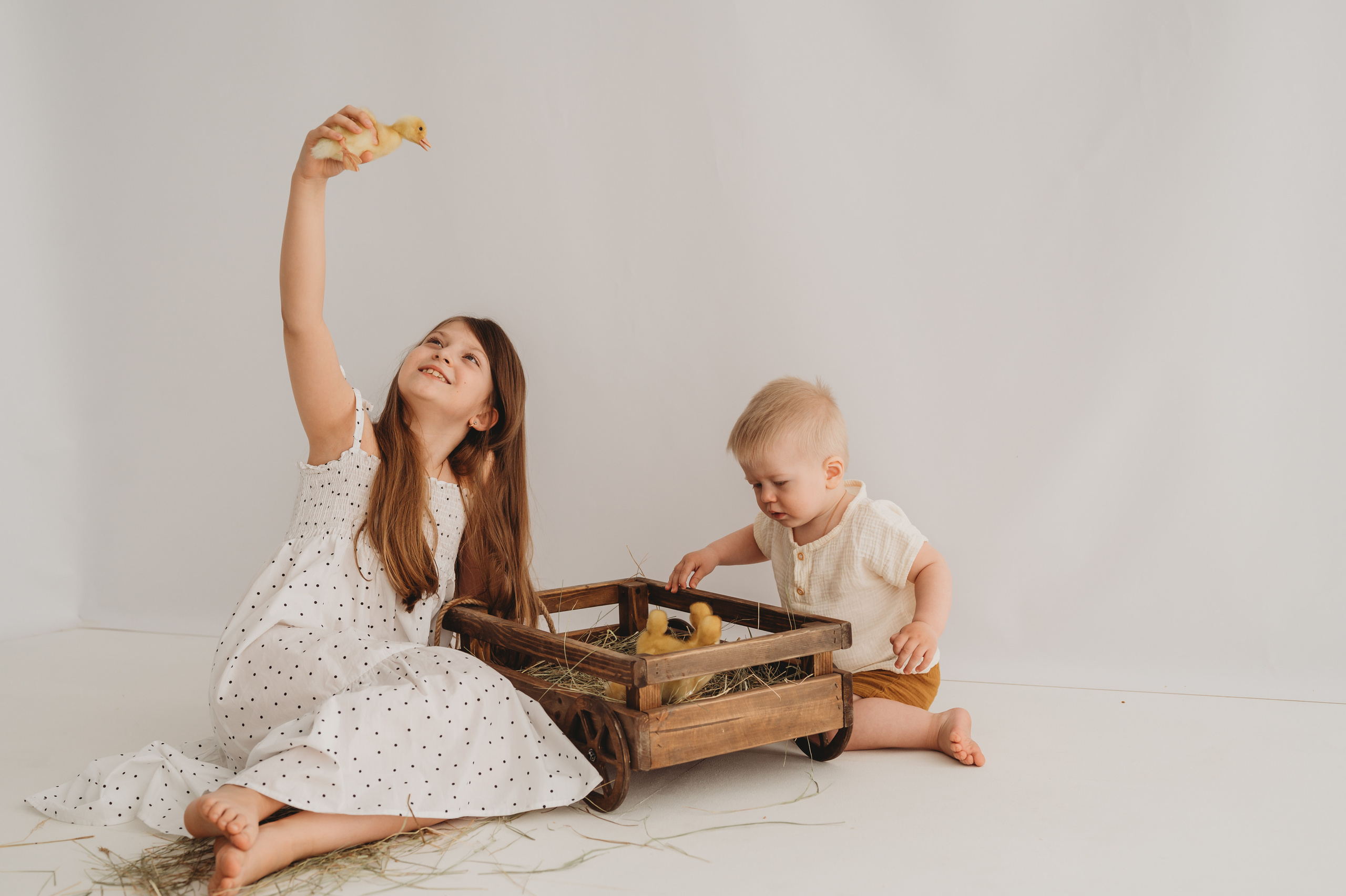 Никитка и Лерочка с утятами. Детский и семейный фотограф Ирина Гладких