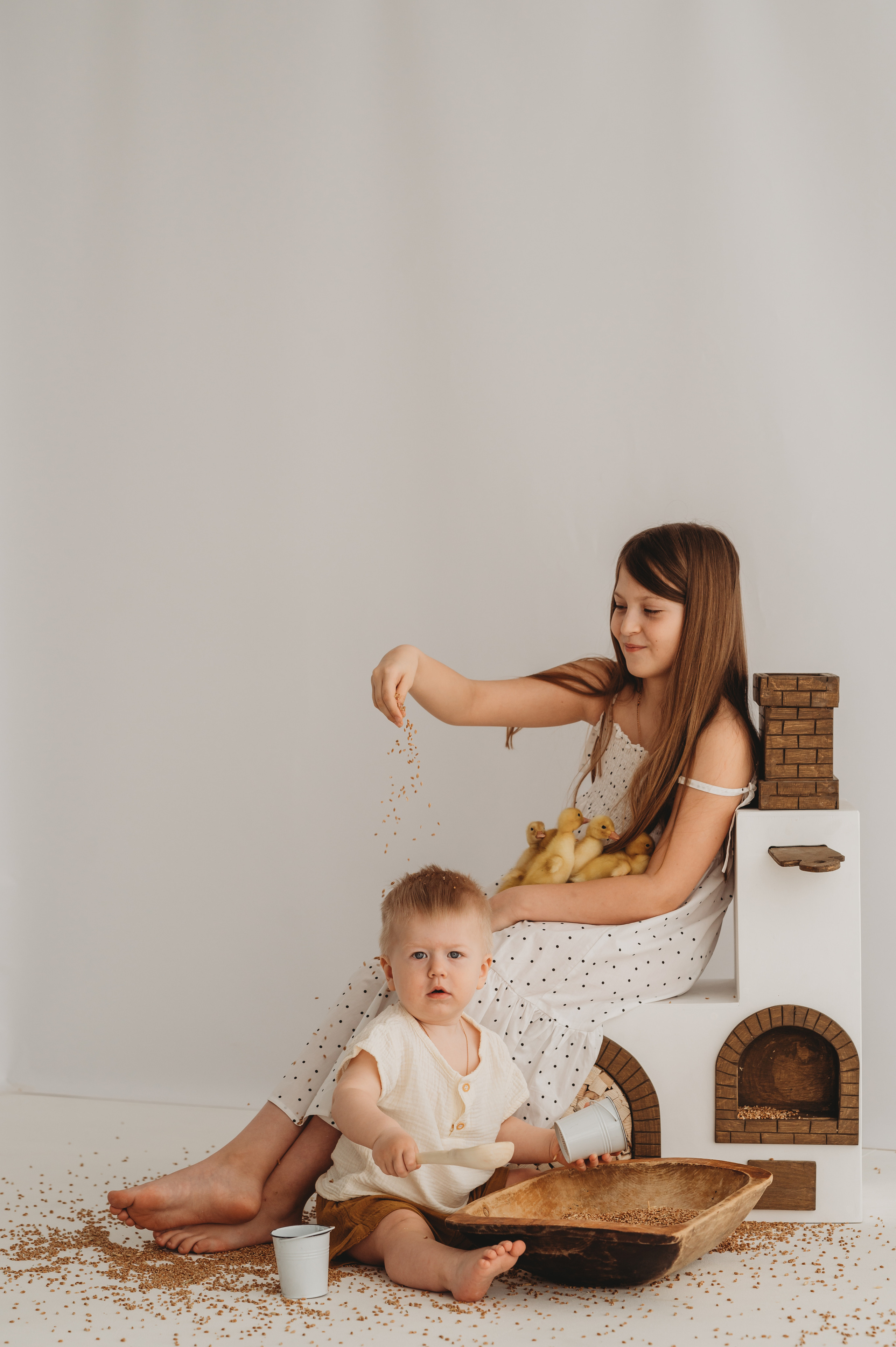 Никитка и Лерочка с утятами. Детский и семейный фотограф Ирина Гладких