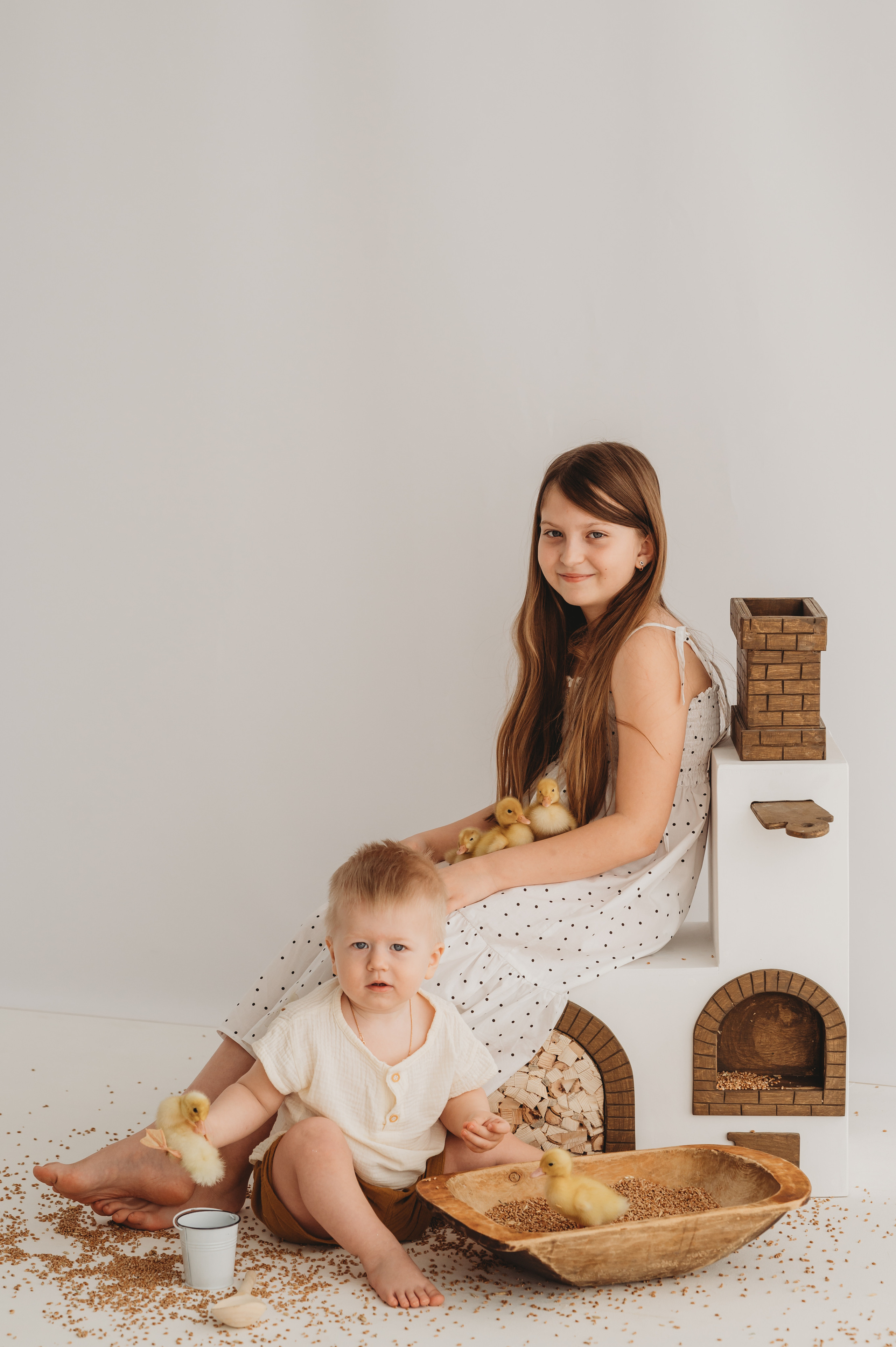 Никитка и Лерочка с утятами. Детский и семейный фотограф Ирина Гладких