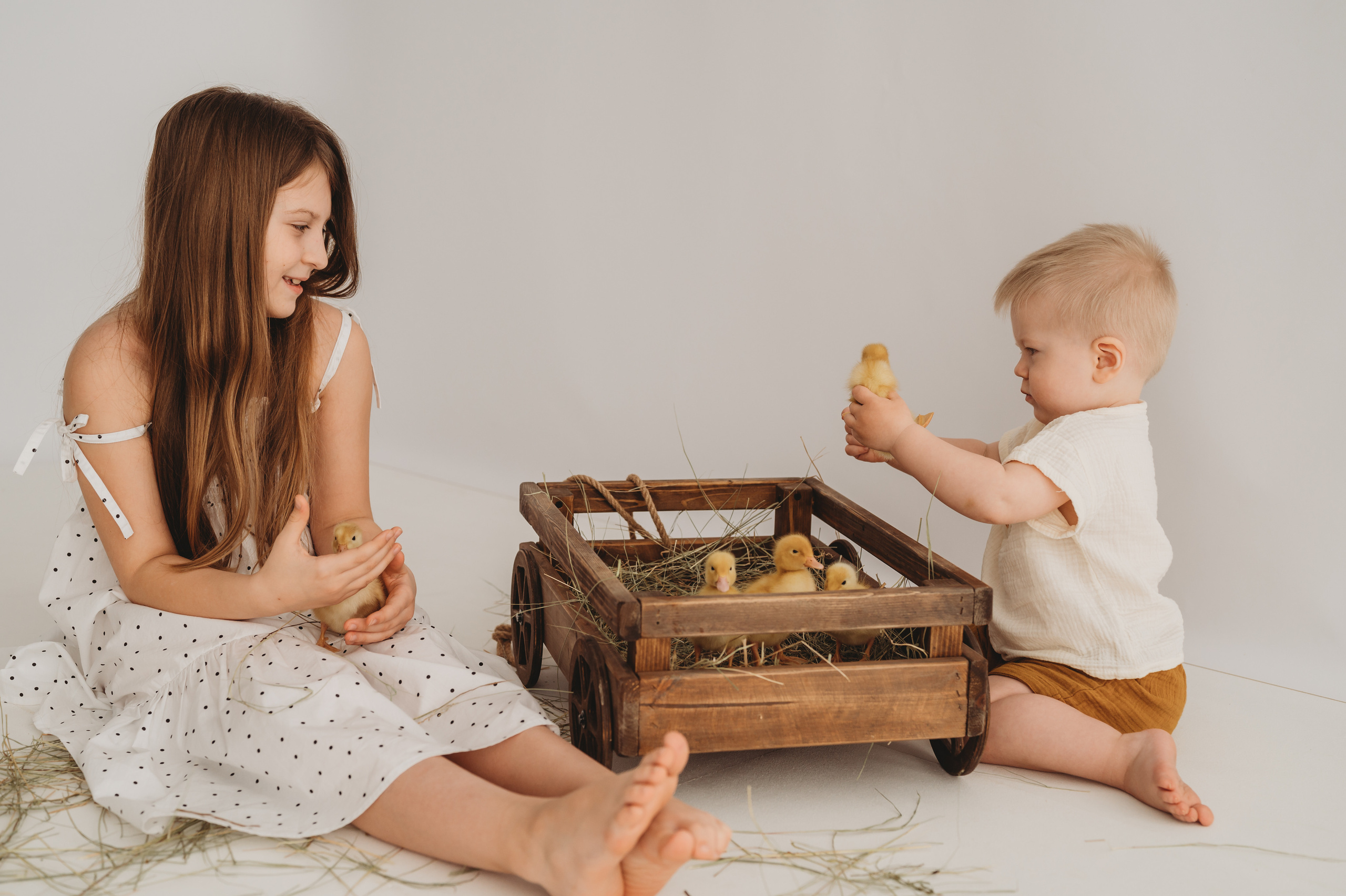 Никитка и Лерочка с утятами. Детский и семейный фотограф Ирина Гладких