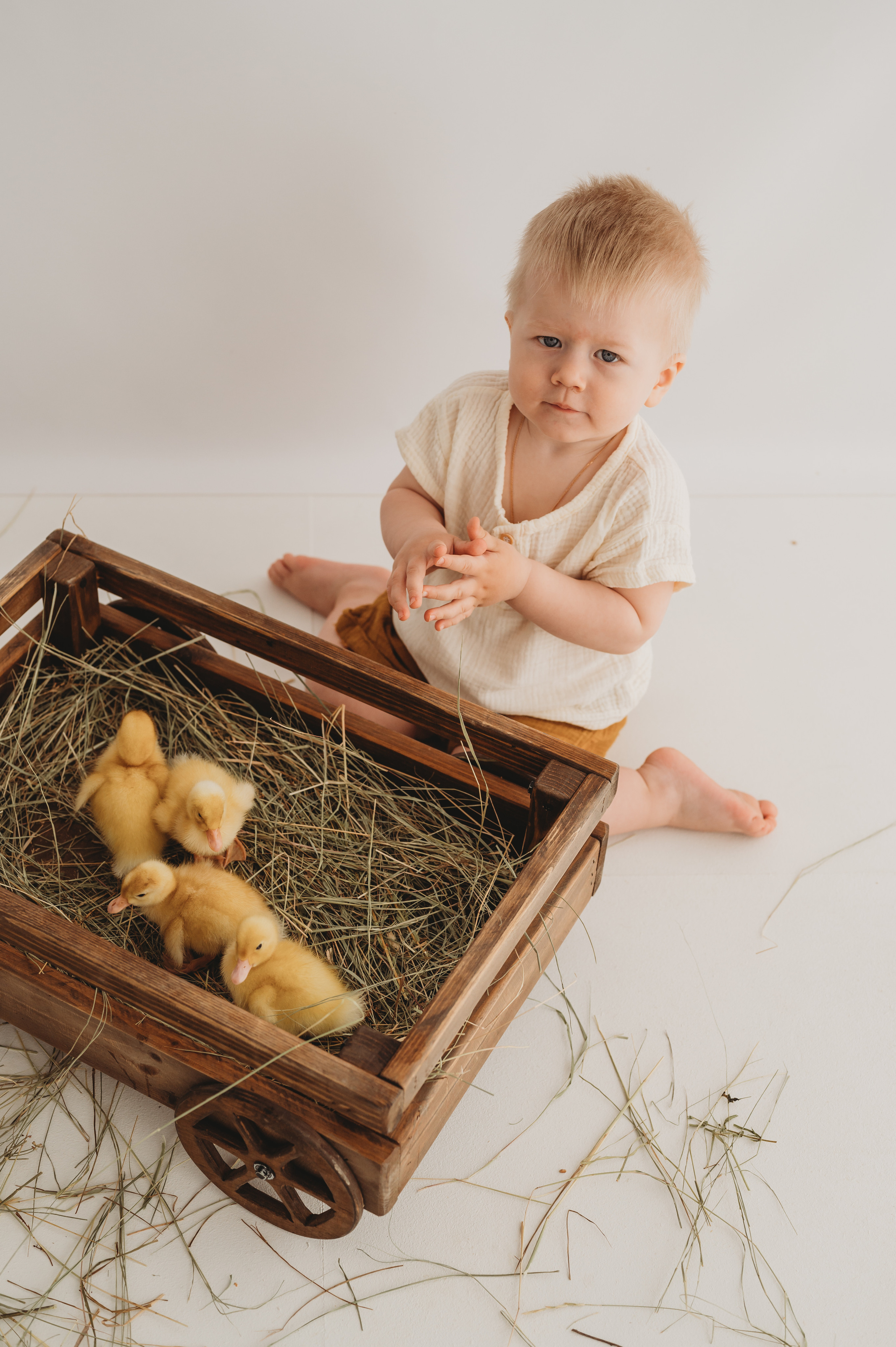 Никитка и Лерочка с утятами. Детский и семейный фотограф Ирина Гладких