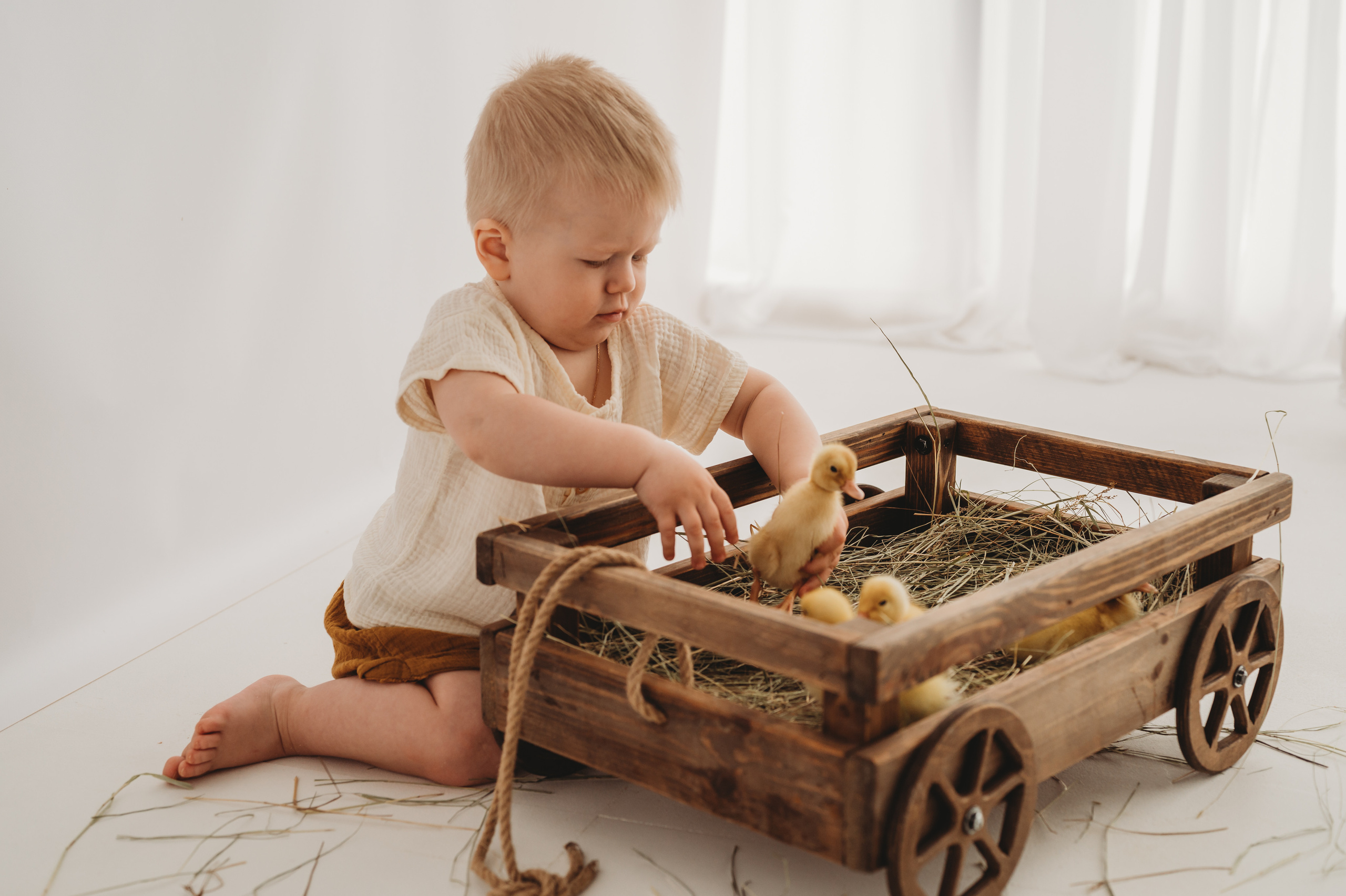 Никитка и Лерочка с утятами. Детский и семейный фотограф Ирина Гладких