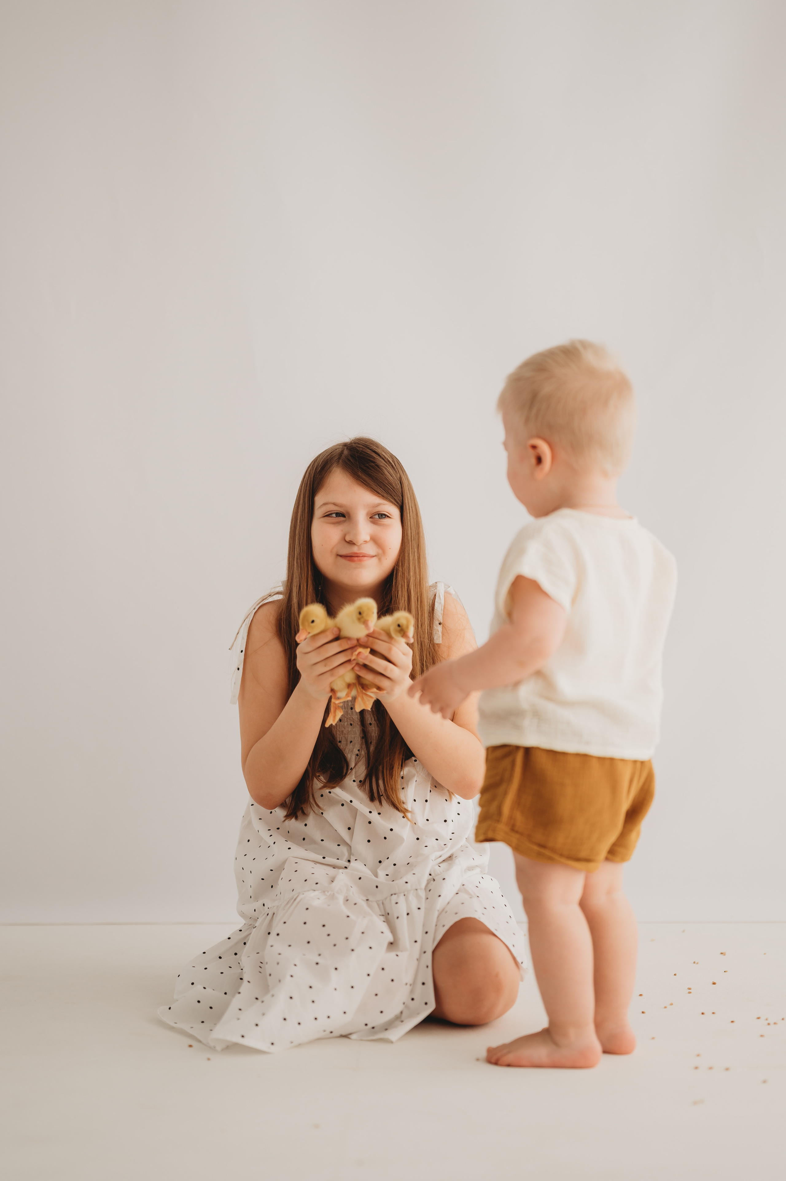 Никитка и Лерочка с утятами. Детский и семейный фотограф Ирина Гладких
