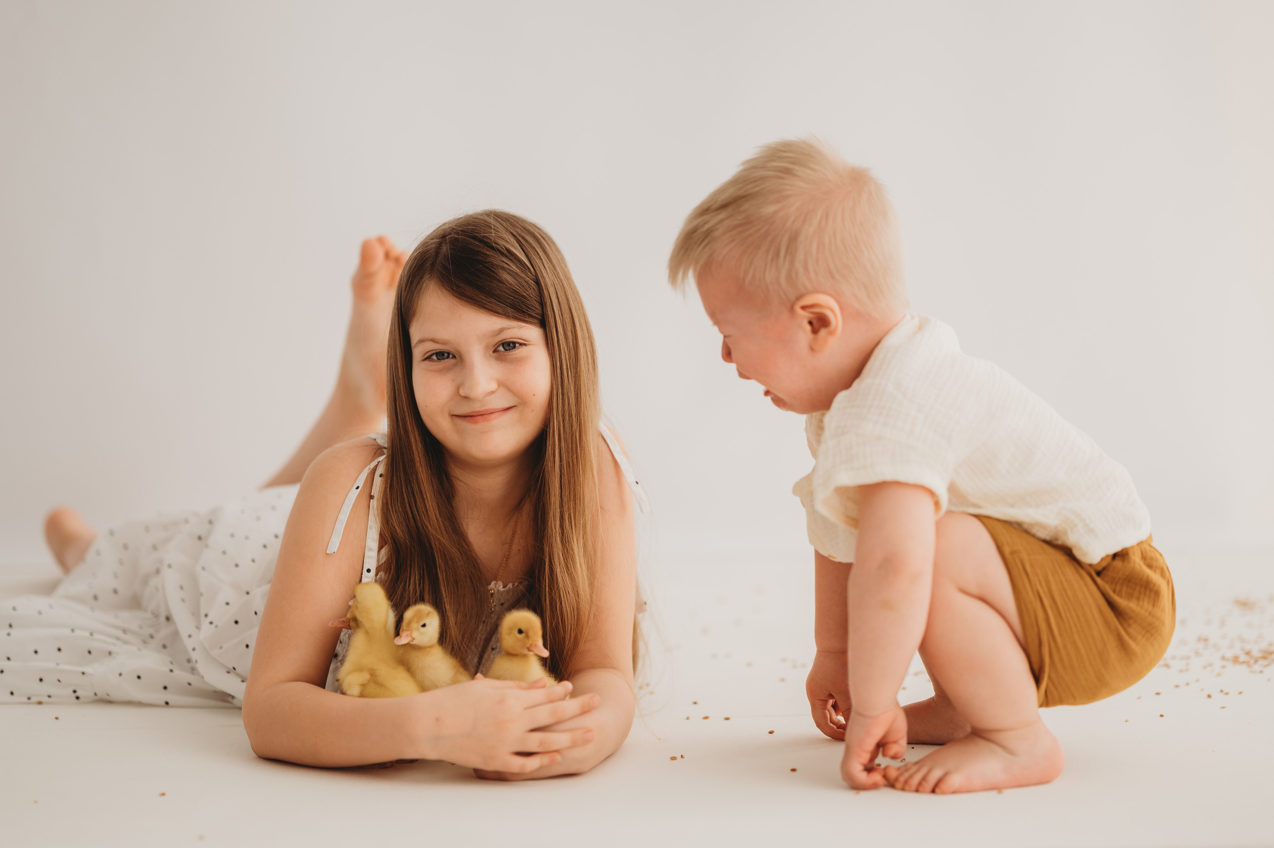 Никитка и Лерочка с утятами. Детский и семейный фотограф Ирина Гладких