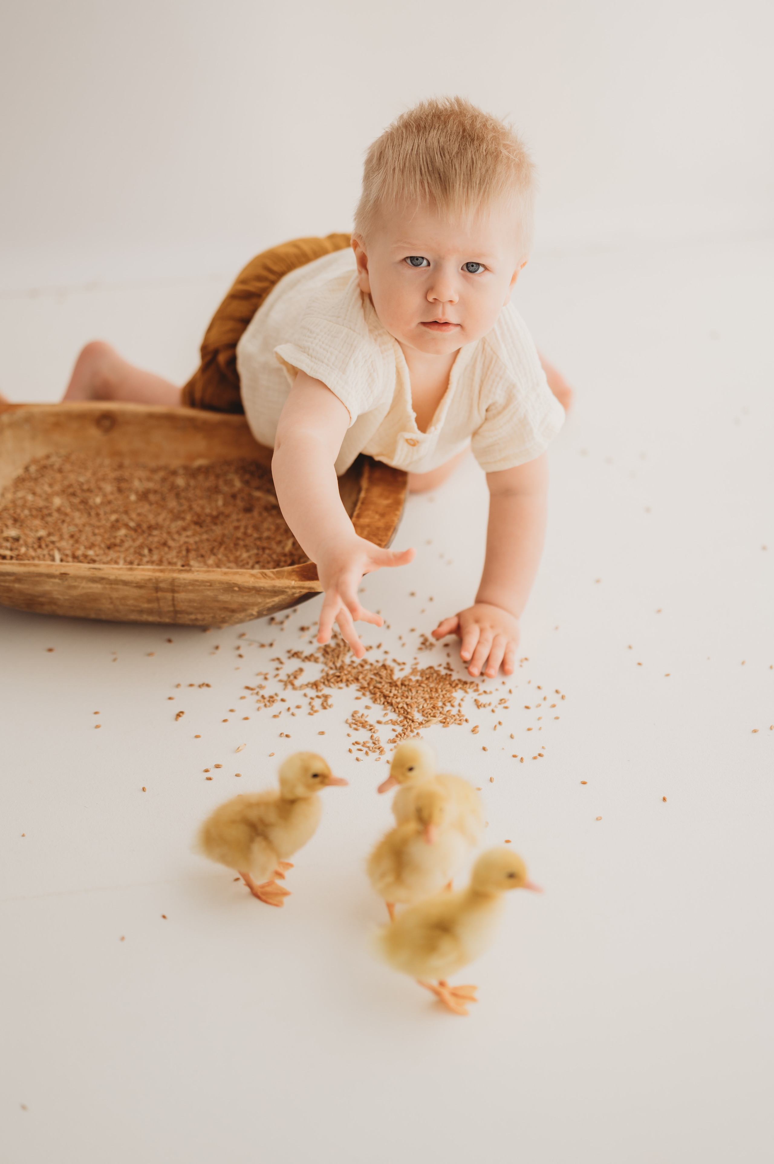 Никитка и Лерочка с утятами. Детский и семейный фотограф Ирина Гладких