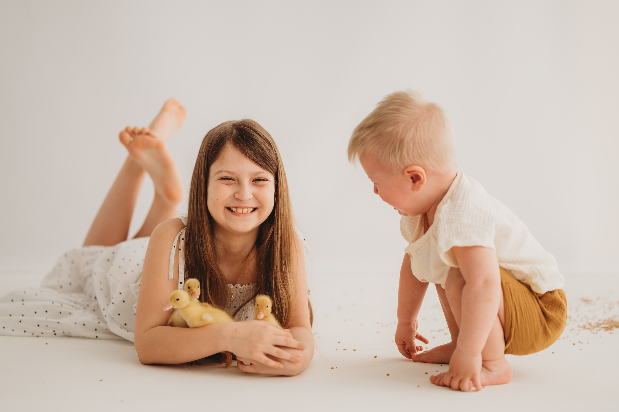 Никитка и Лерочка с утятами. Детский и семейный фотограф Ирина Гладких