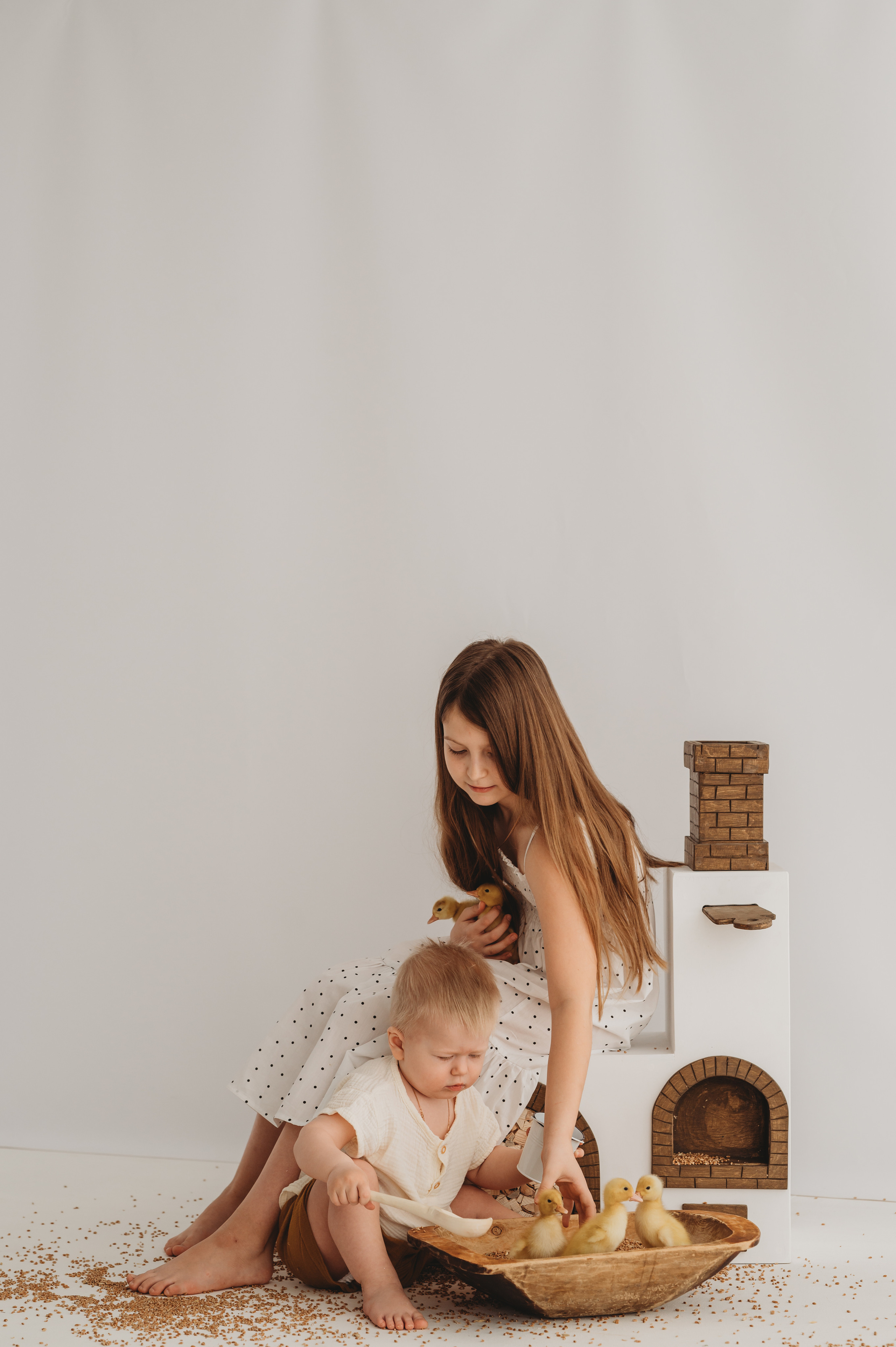 Никитка и Лерочка с утятами. Детский и семейный фотограф Ирина Гладких