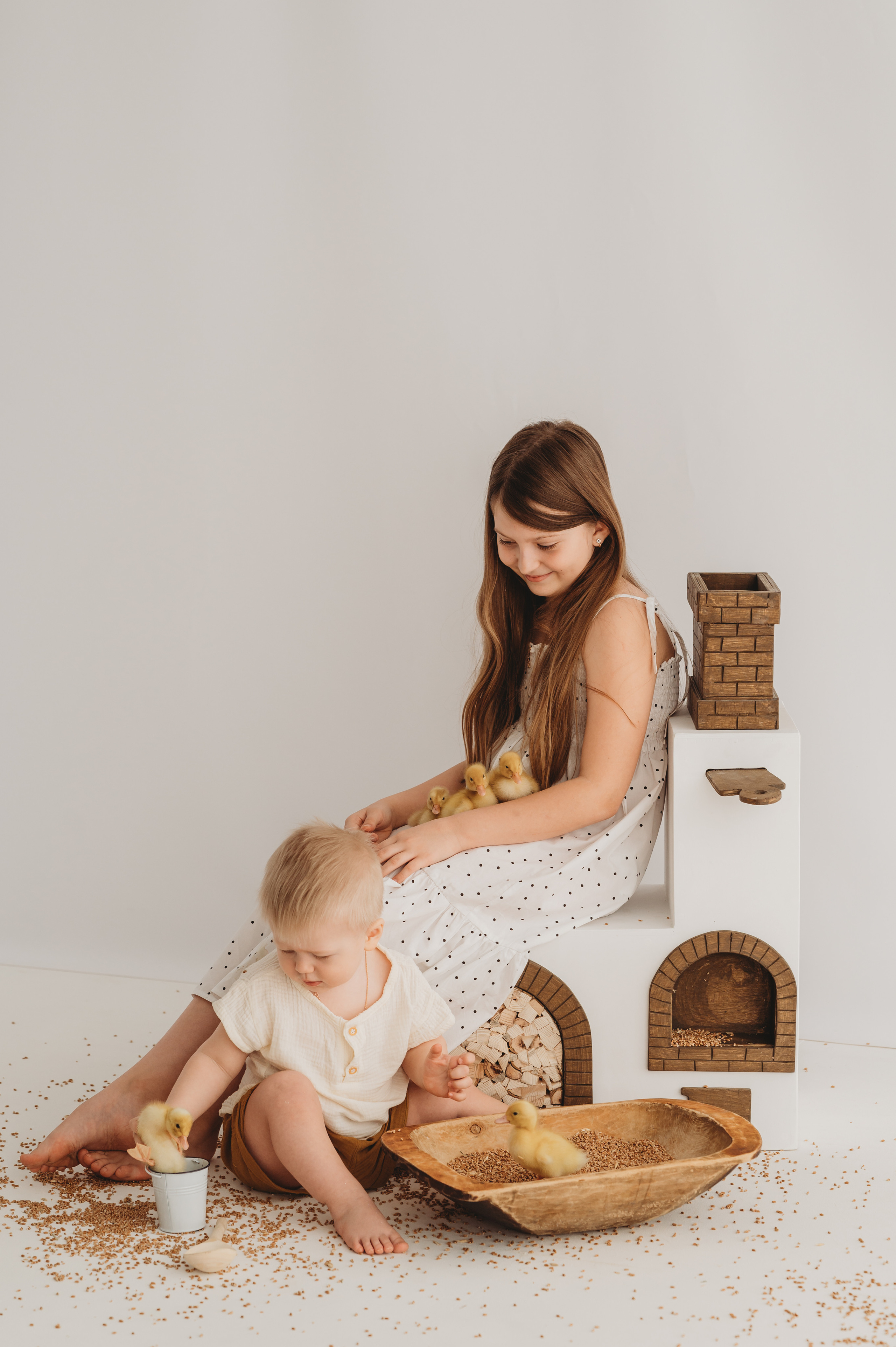 Никитка и Лерочка с утятами. Детский и семейный фотограф Ирина Гладких