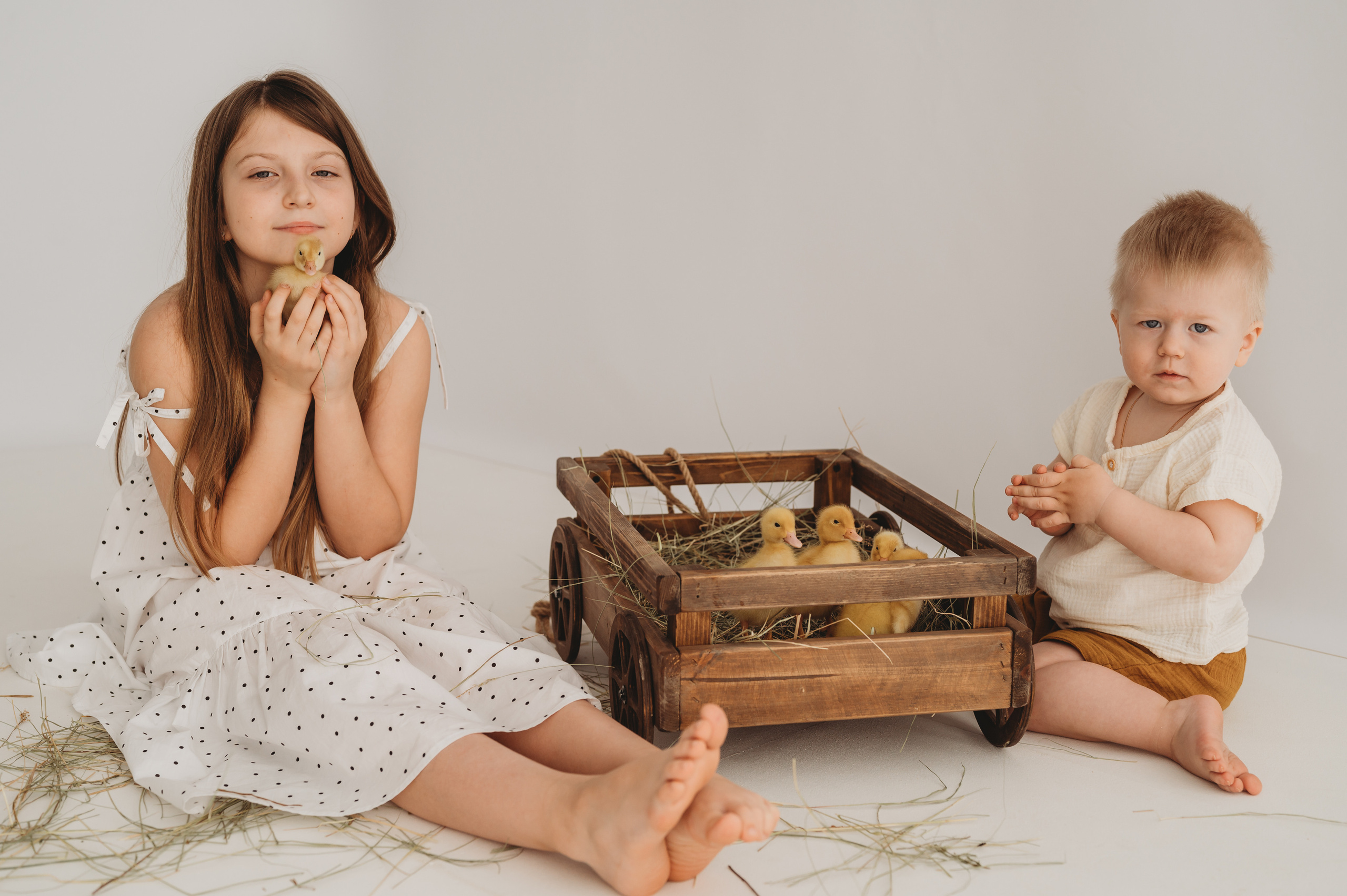 Никитка и Лерочка с утятами. Детский и семейный фотограф Ирина Гладких