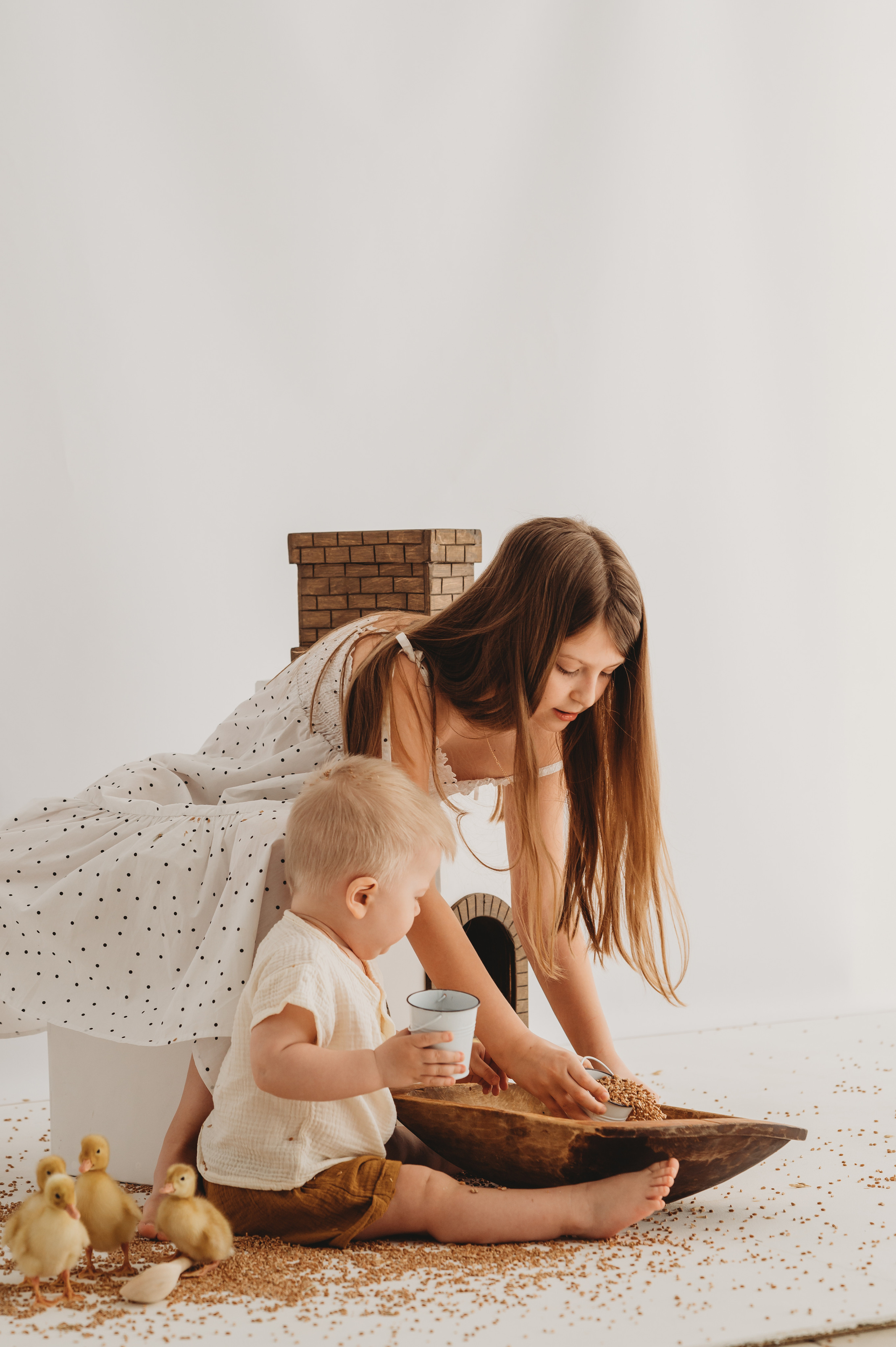 Никитка и Лерочка с утятами. Детский и семейный фотограф Ирина Гладких