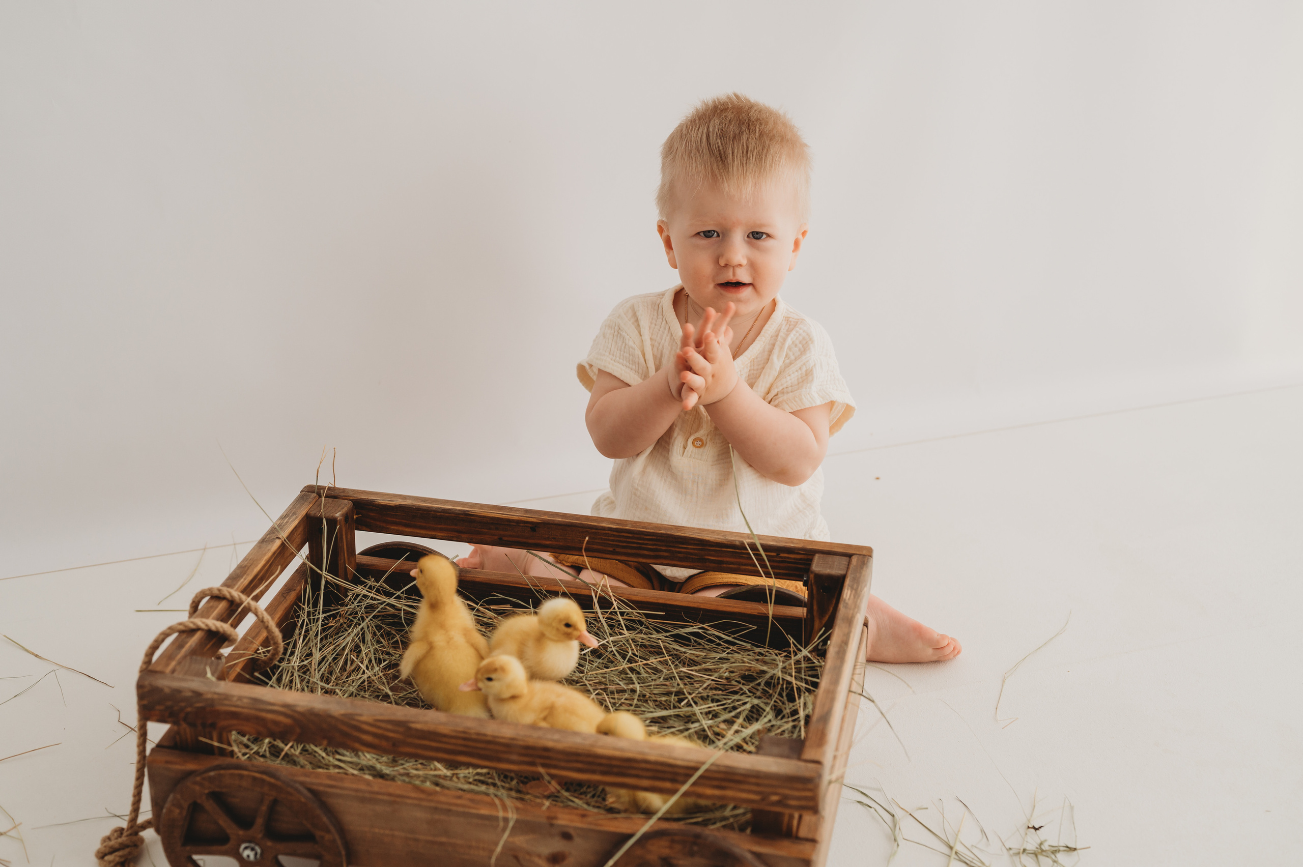 Никитка и Лерочка с утятами. Детский и семейный фотограф Ирина Гладких