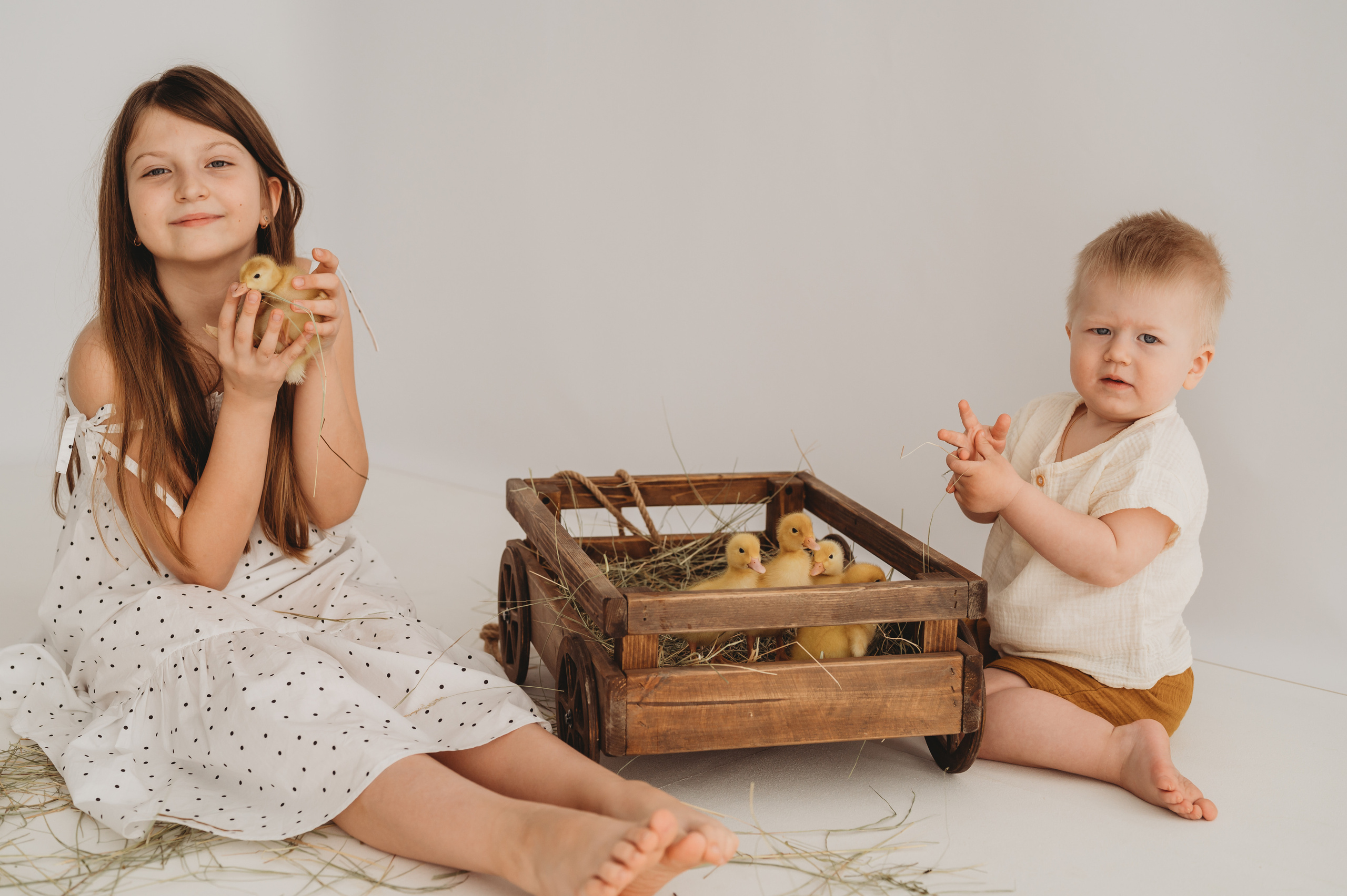 Никитка и Лерочка с утятами. Детский и семейный фотограф Ирина Гладких