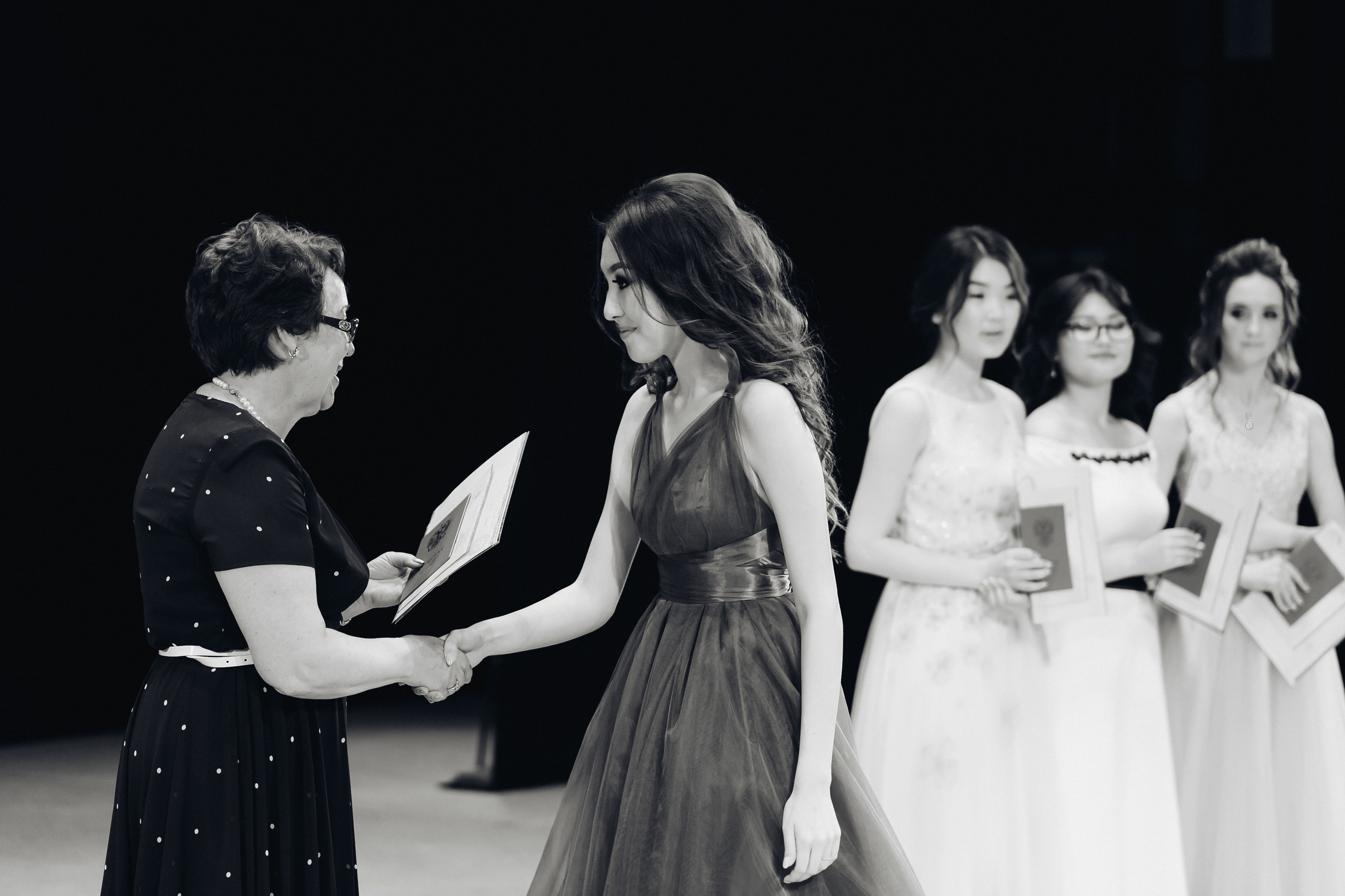 Вручение аттестатов 14 Гимназия. Свадебный и семейный фотограф в Улан-Удэ