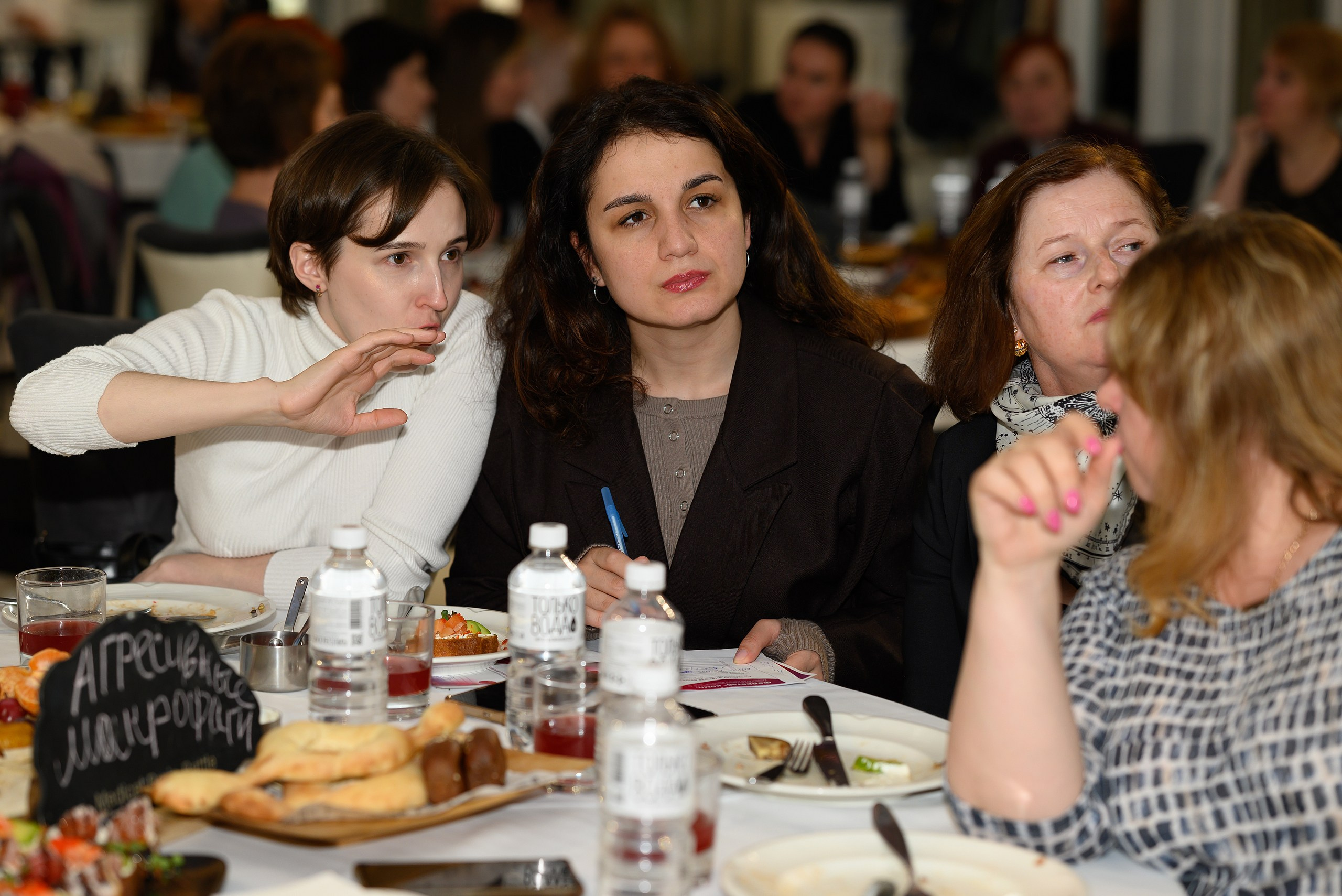 Команда обсуждает ответы.