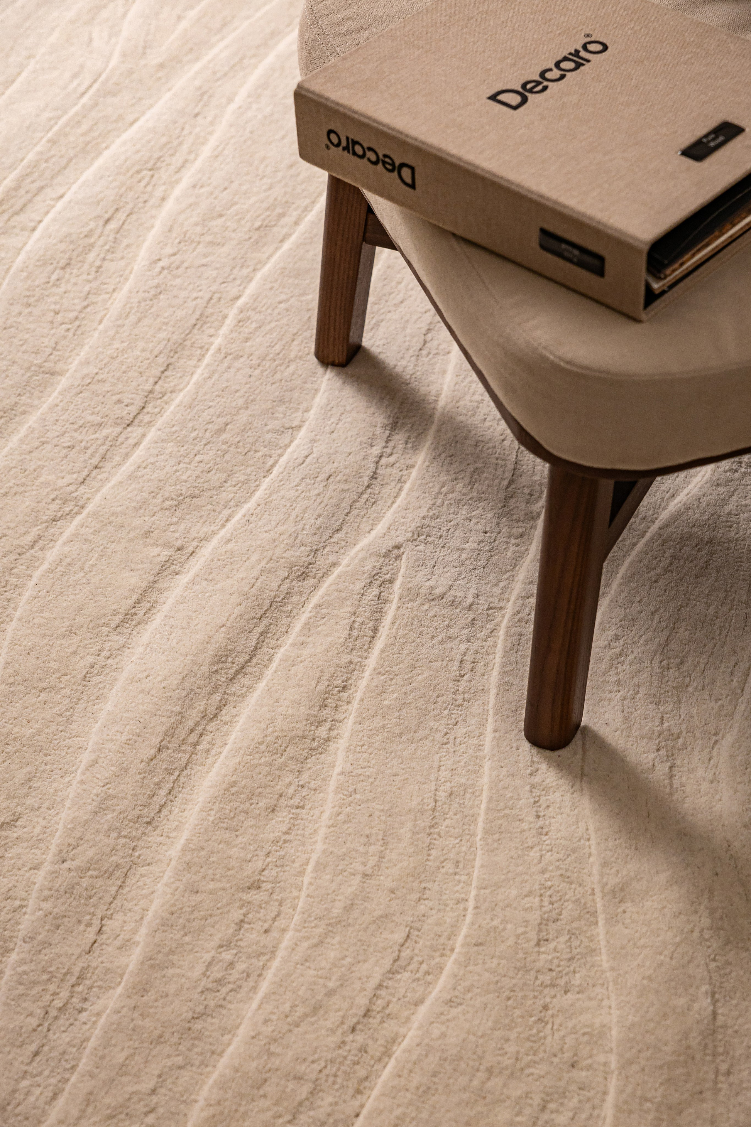 Ковры Decaro Rugs. L. Deco интерьерный салон. Краски/обои/лепной декор