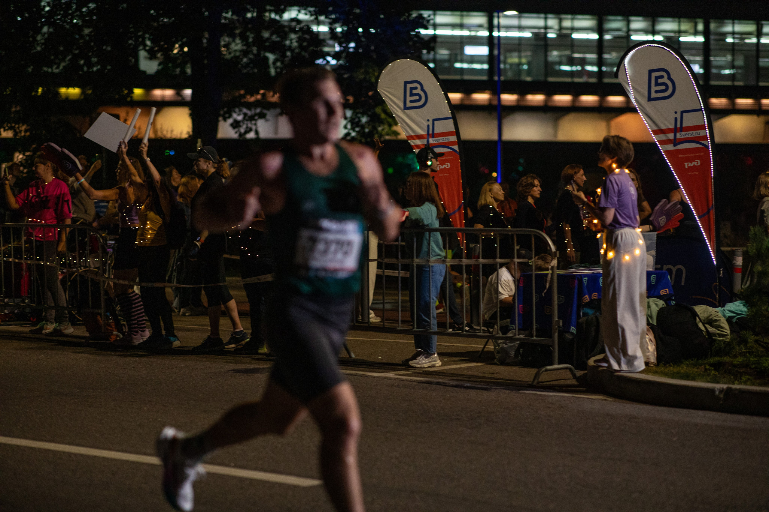 Ночной забег в ленте фотографий бегунов 03.08.24. Фотограф Сергей Ловкий