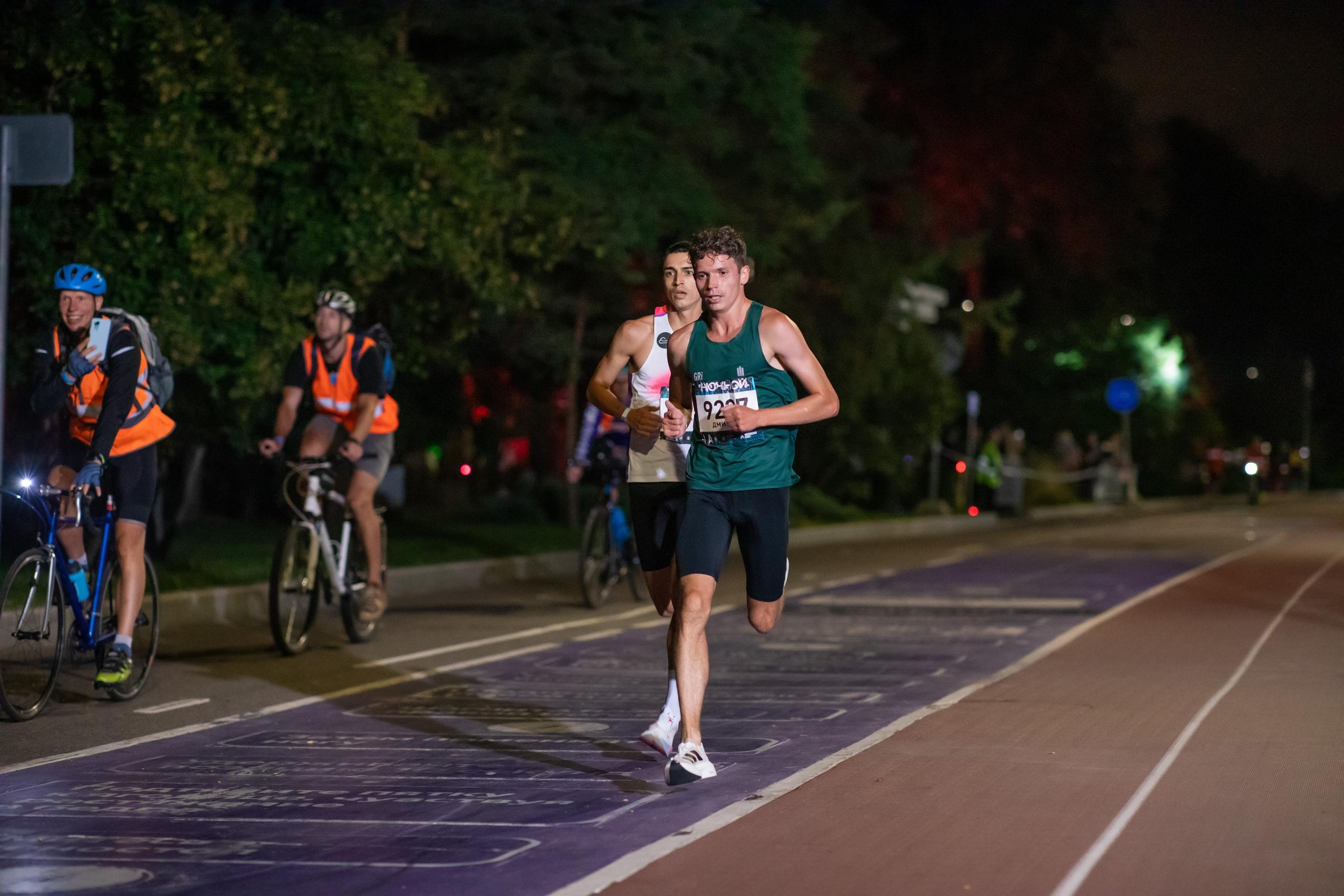Ночной забег в ленте фотографий бегунов 03.08.24. Фотограф Сергей Ловкий