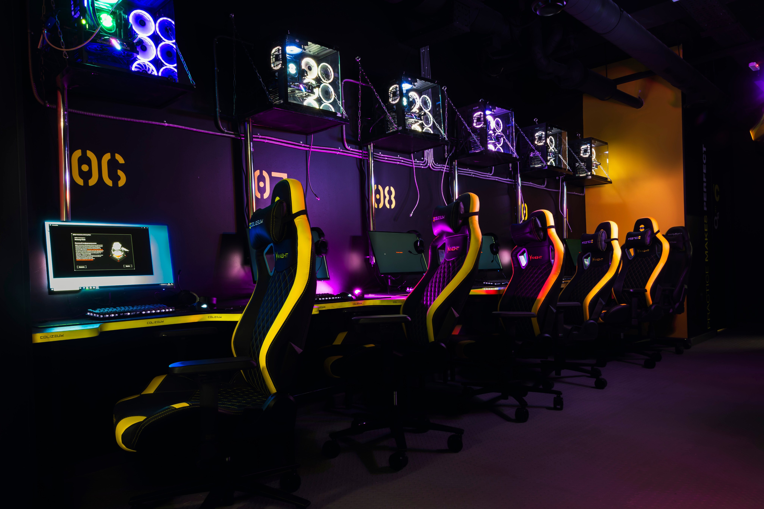 Вид на игровой этаж Колизея : масштаб помещения и расположение рабочих мест.