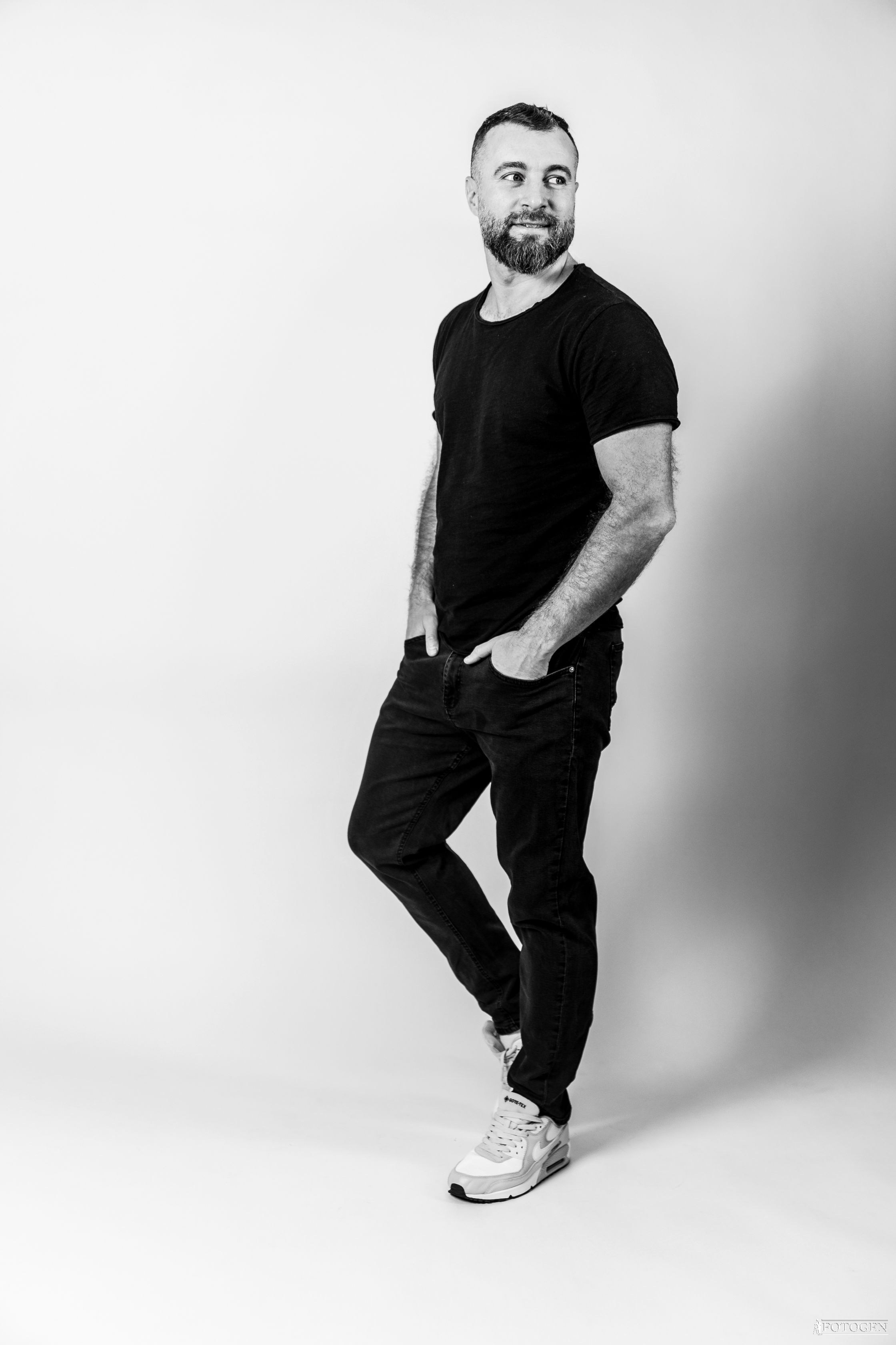 Профессиональная мужская фотосессия в Fotogen: Ваша история в кадре. Интерьерная фотостудия FOTOGEN г. Краснодар