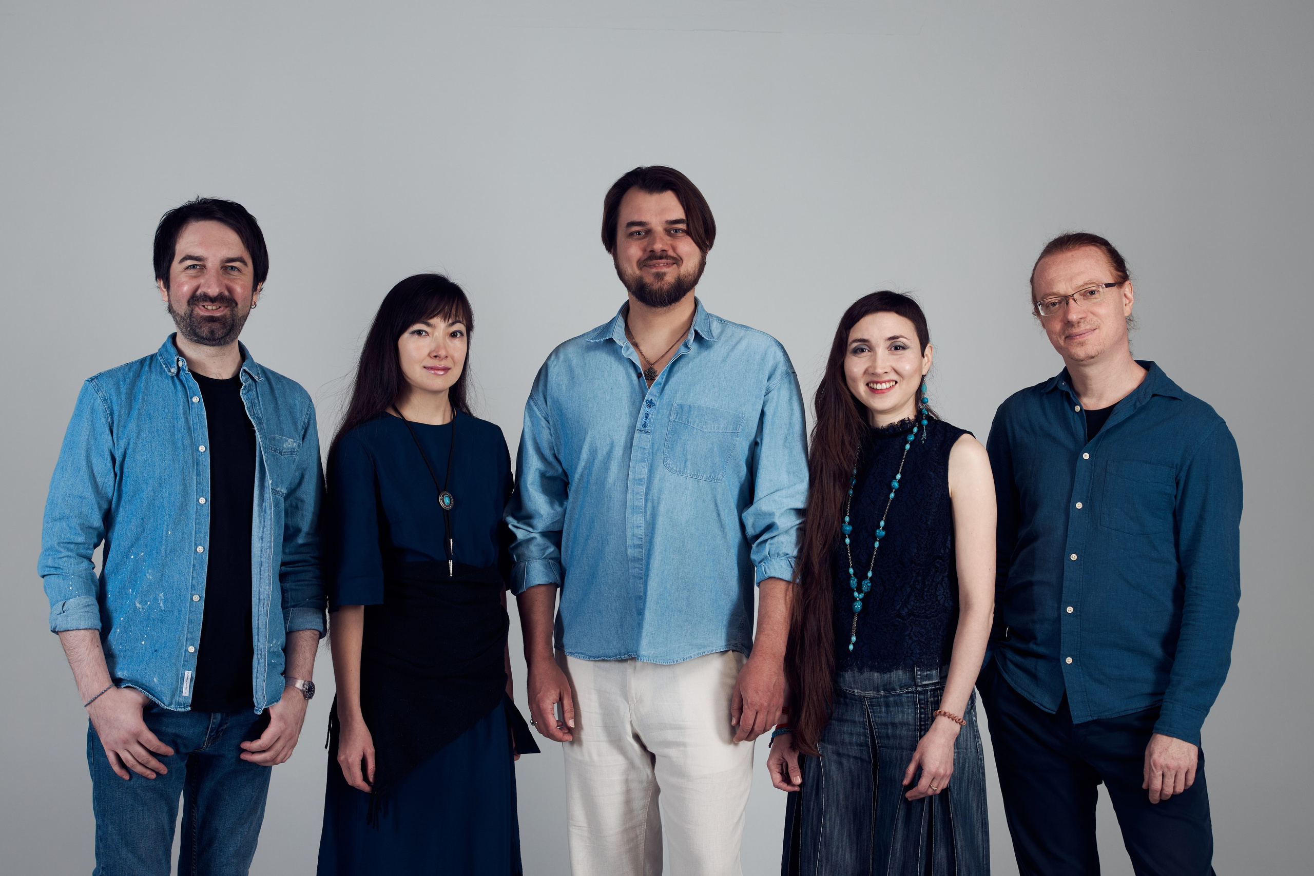 Групповой снимок пяти человек средне дальней крупности на афишу для концерта