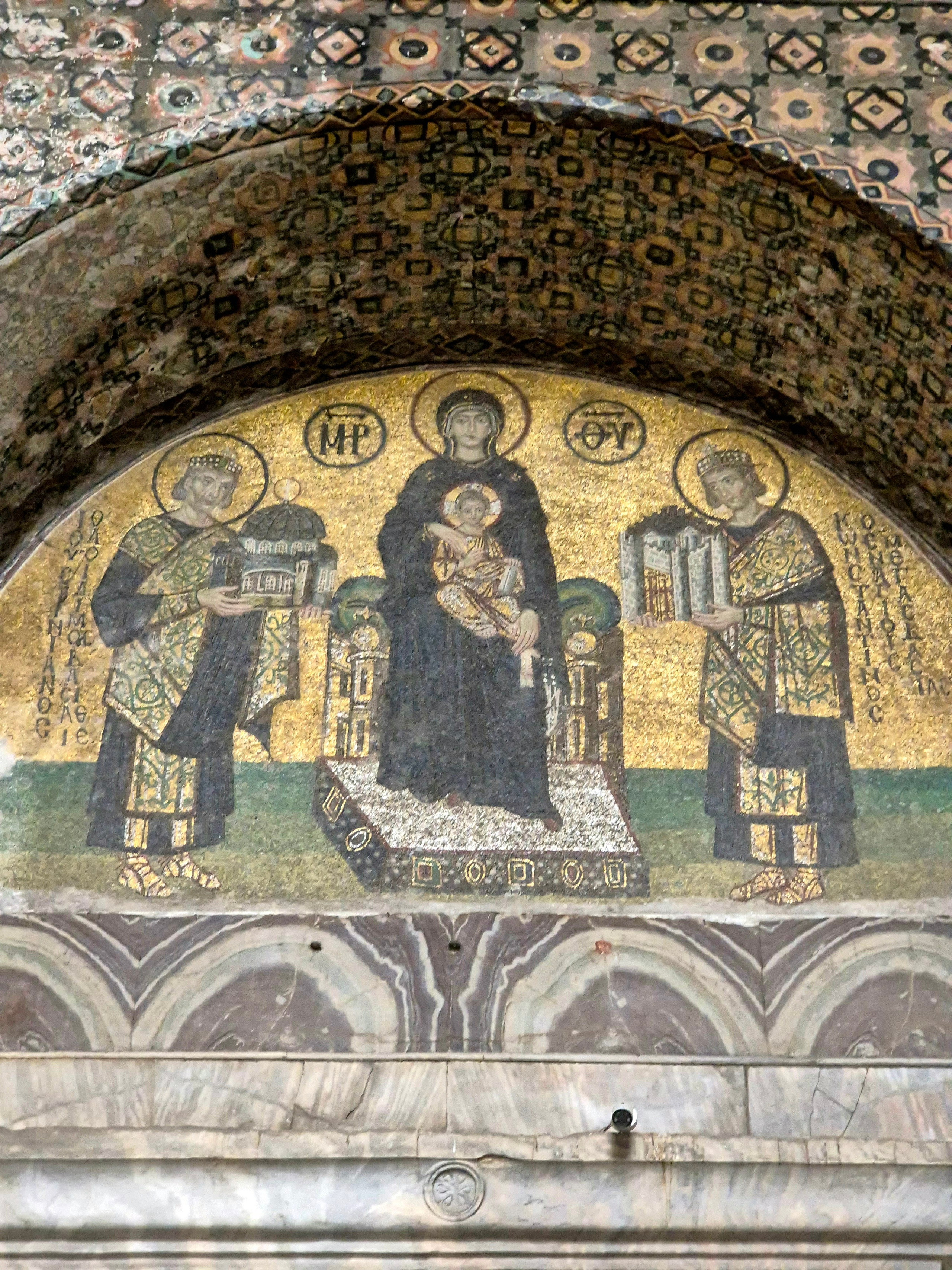 На мозаике - Богородица и два императора - Константин (который в 330 г перенес в Бизантий столицу Римскй Империи и нарек ее Константинополь) и Юстиниан (начавший строительство базилики св.Софии в 532 г.)