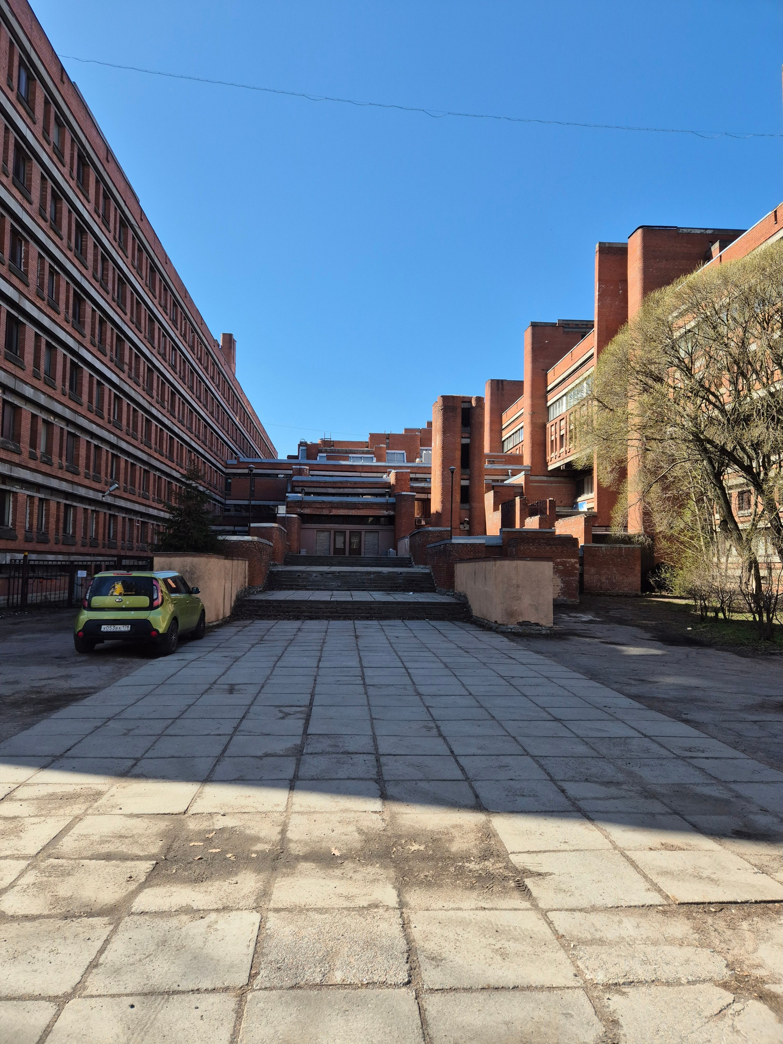 В субботу по случаю теплой весенней погоды пошли гулять в ботанический сад. Напротив нашли парковку возле ЛЭТИ