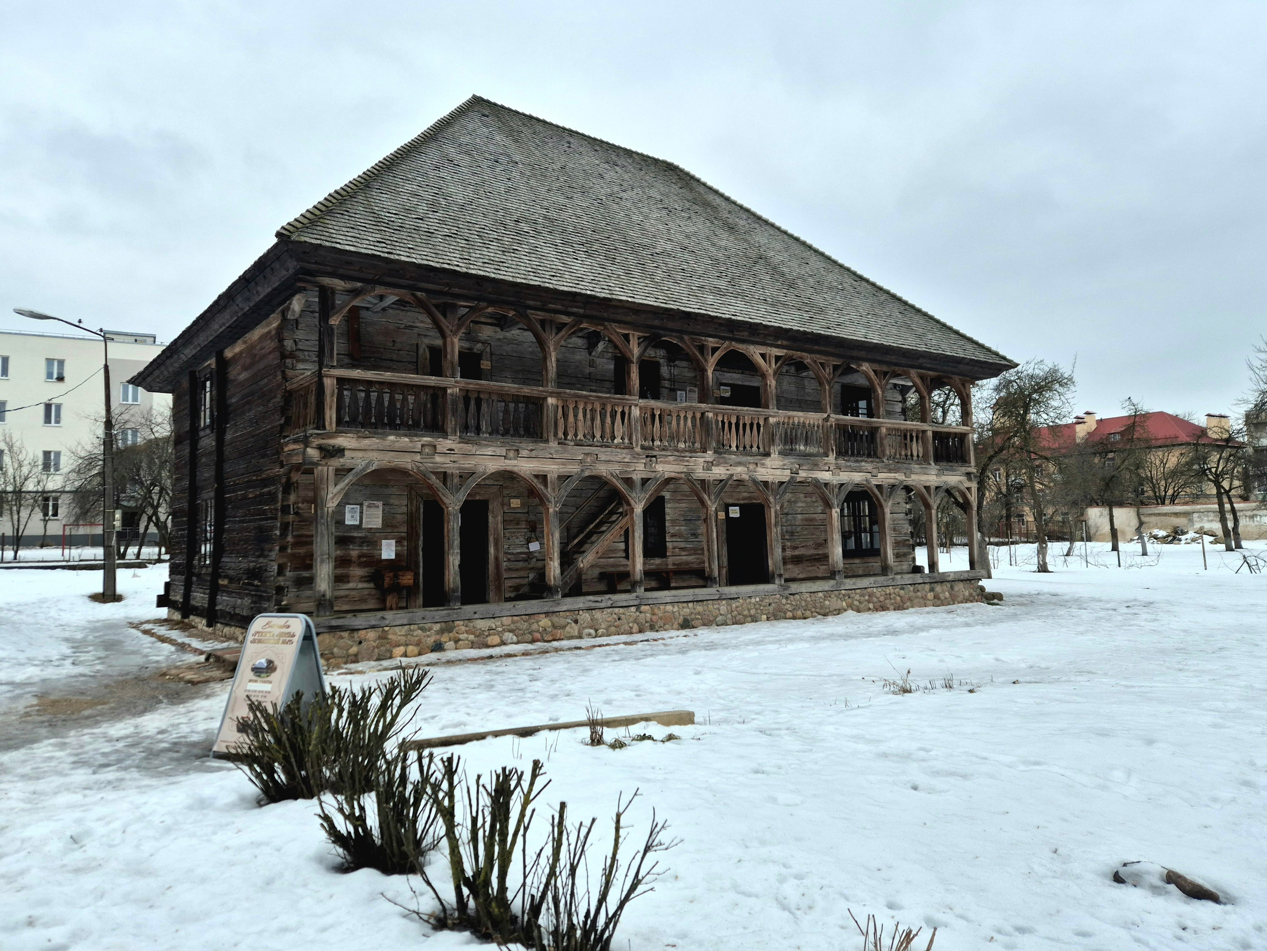 Деревянное здание, построенное без единого гвоздя [сейчас стены укреплены опорами на мощнейших болтах]