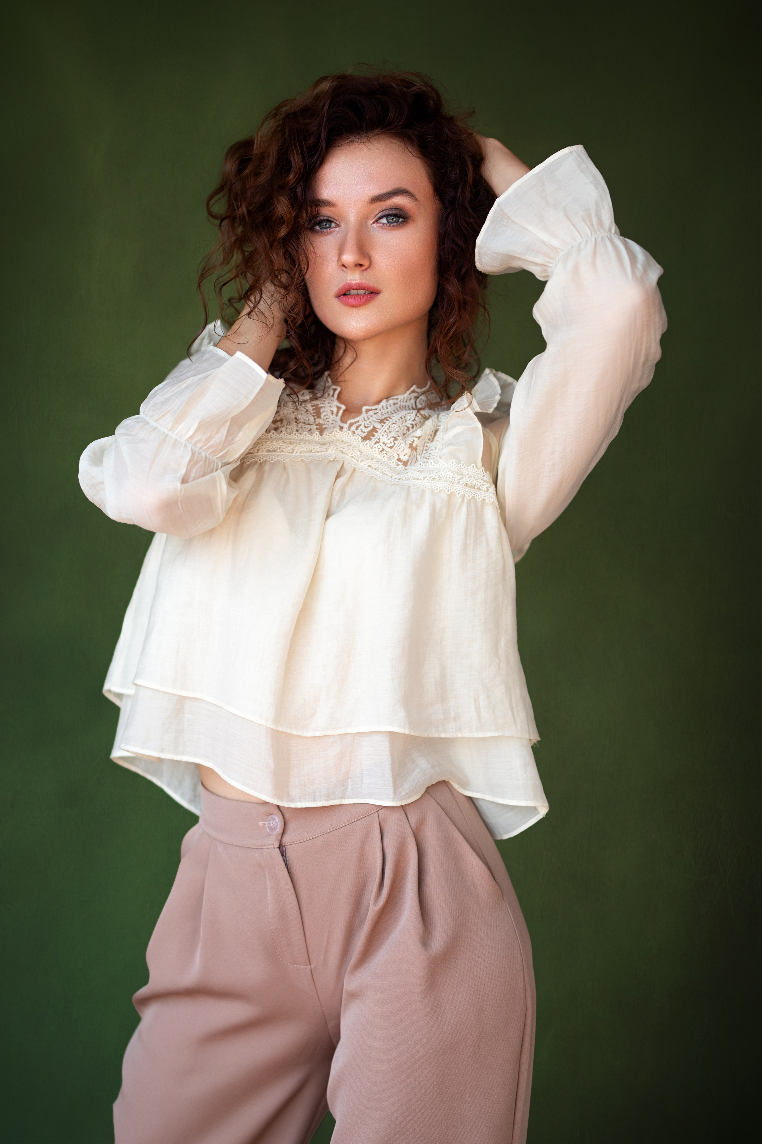 Фотосет с Анастасией в студии с минимальным интерьером в формате для «себя»