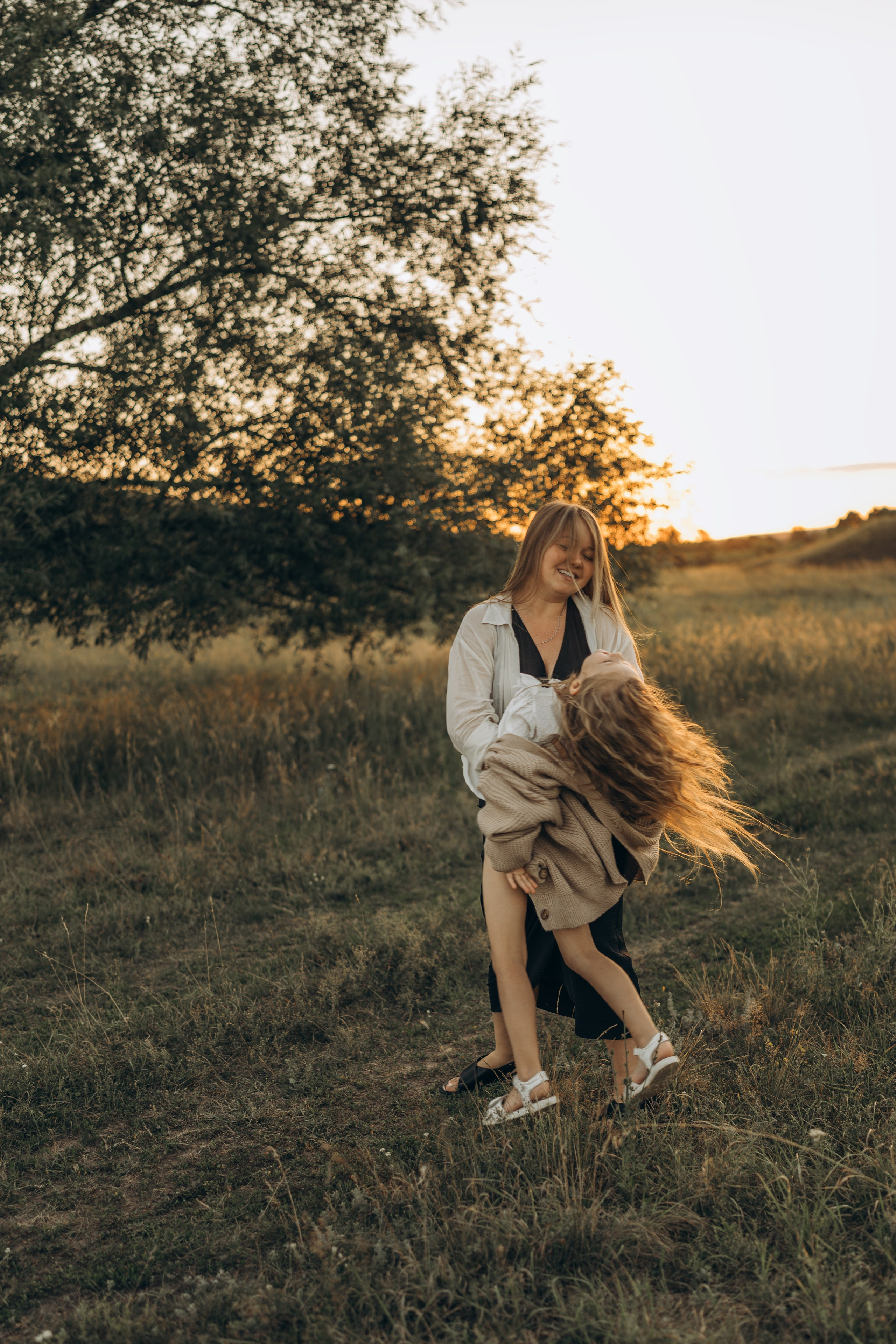 Летний луг, закат. Семейный фотограф Москва. Фотограф беременности и материнства Москва
