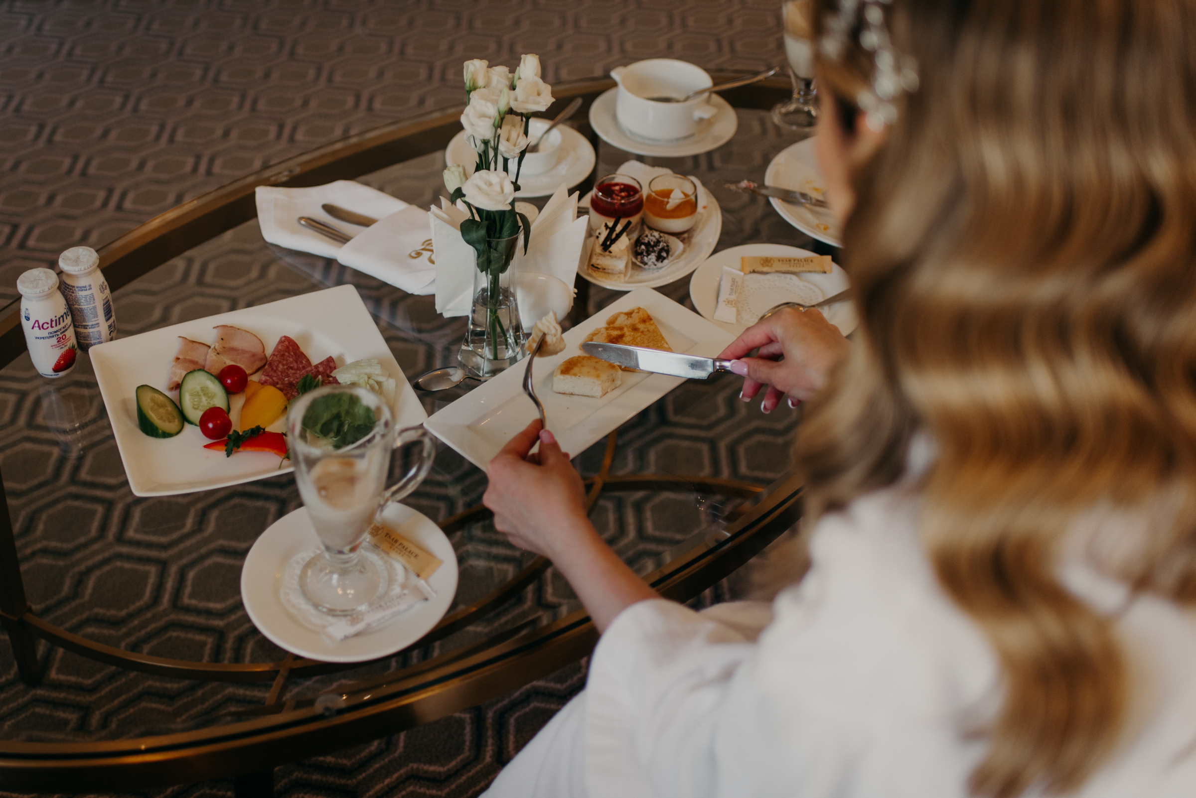 сборы жениха и невесты в отеле Tsar Palace