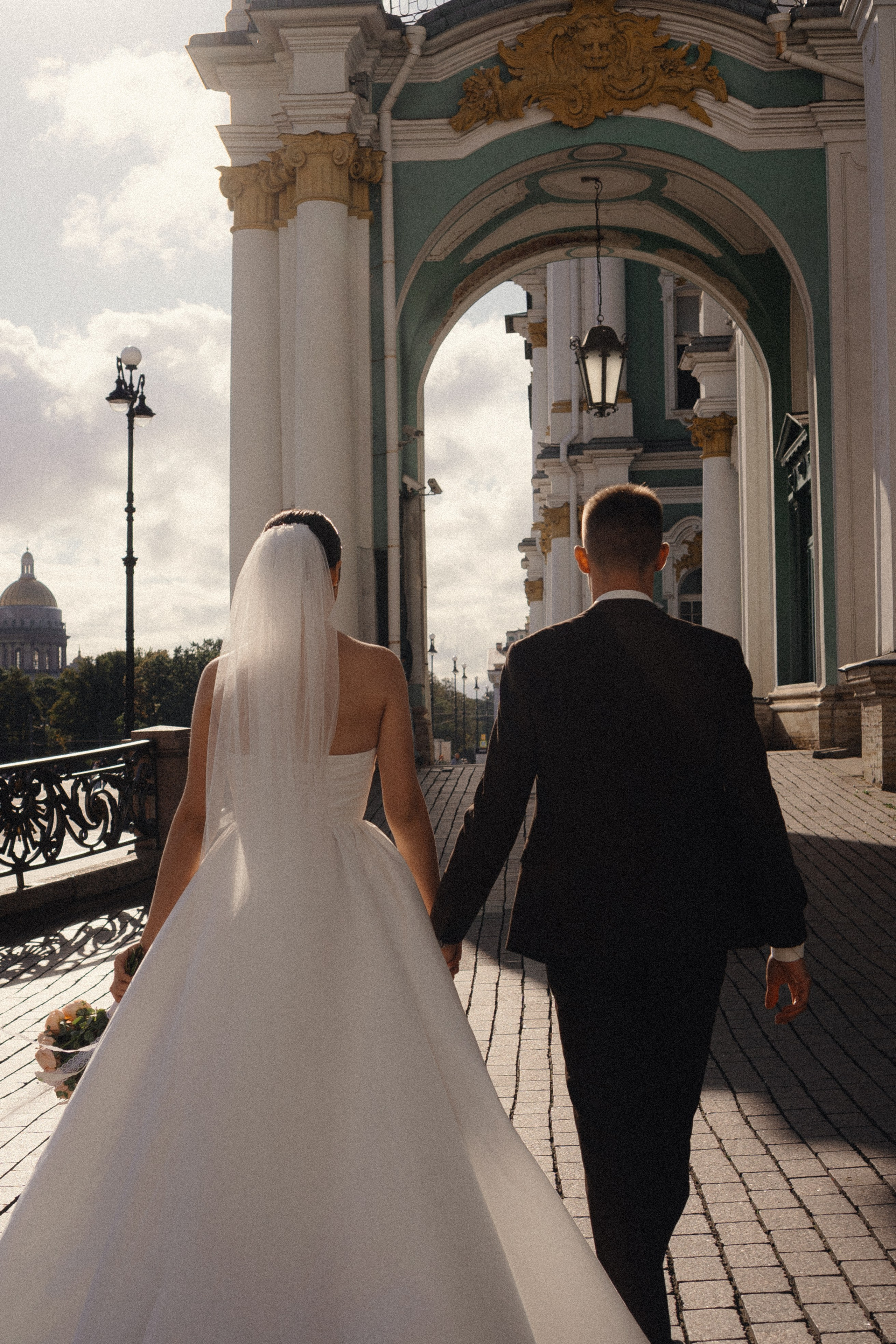 СВАДЕБНАЯ ПРОГУЛКА В САНТК-ПЕТЕРБУРГЕ (ИСАКИЕВСКИЙ СОБОР, ЗИМНЯЯ КАНАВКА, ЭРМИТАЖ И БОЛЬШАЯ МОРСКАЯ УЛИЦА). Профессиональный фотограф, Санкт-Петербург — Виктория Богомолова