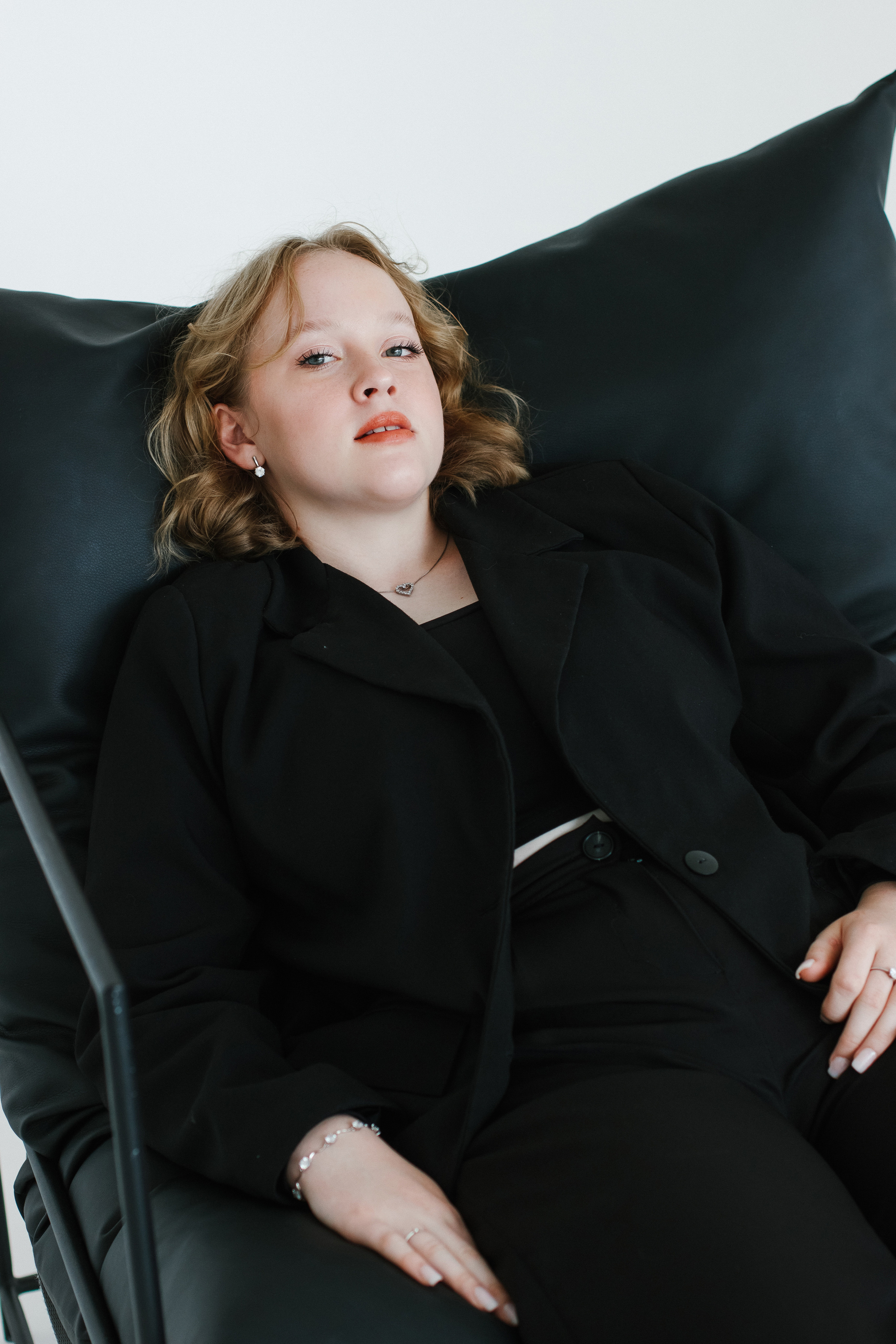 Женская фотосессия в стиле минимализм. Контентный фотограф в Перми Натали Кытманова