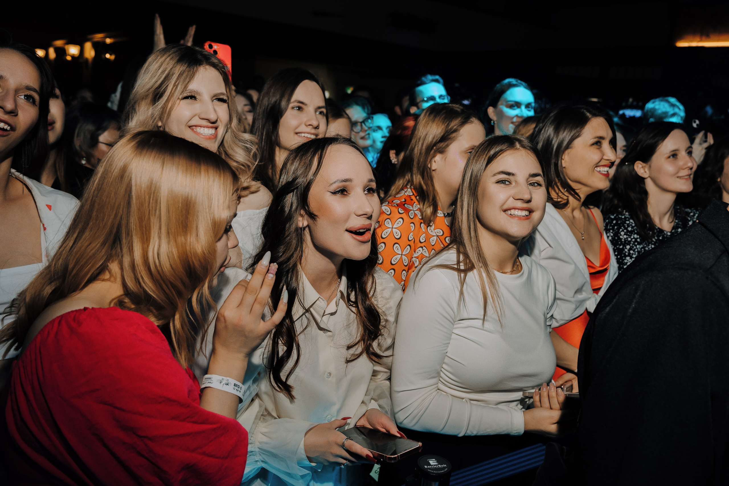 20 ЛЕТ МЕГАПОЛИС ЧЕЛЯБИНСК ХЕДЛАЙНЕР ЕЛКА. Репортажный фотограф Зуев Роман г. Челябинск