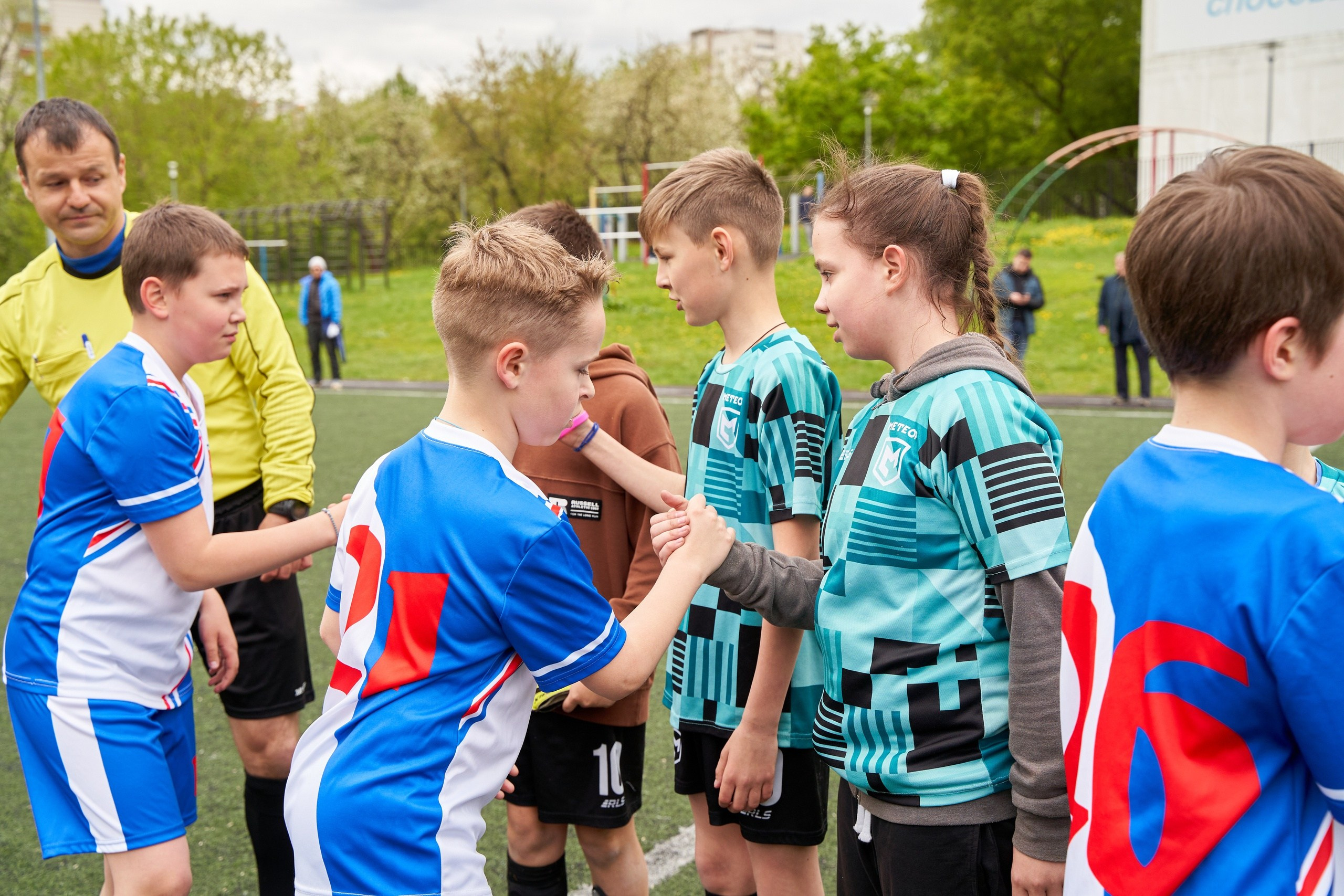 Детский футбол на поле. Главная