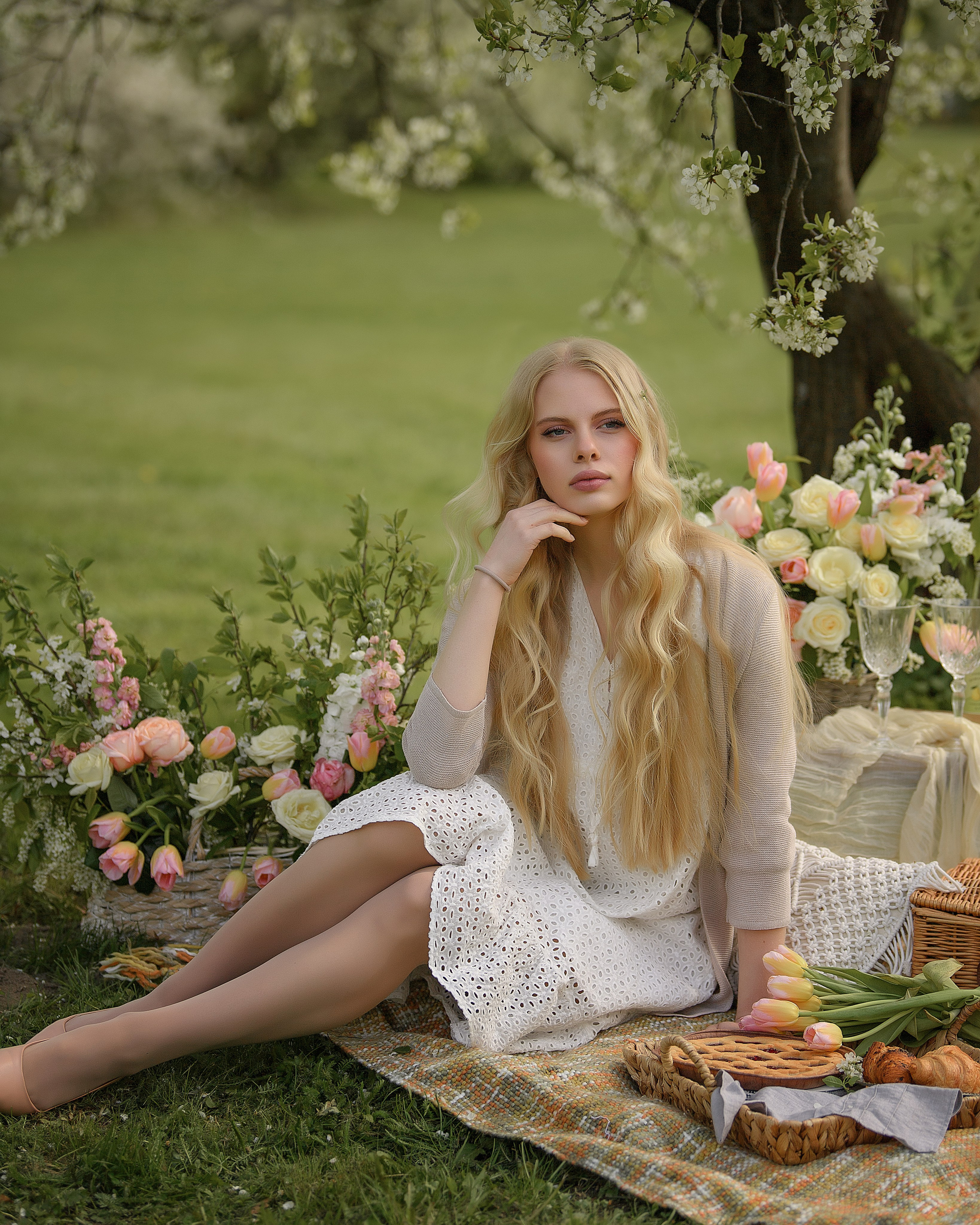 Фотосессия девушки в цветении в музее-заповеднике Коломенское. Женский фотограф в Москве Богдашкина Динара