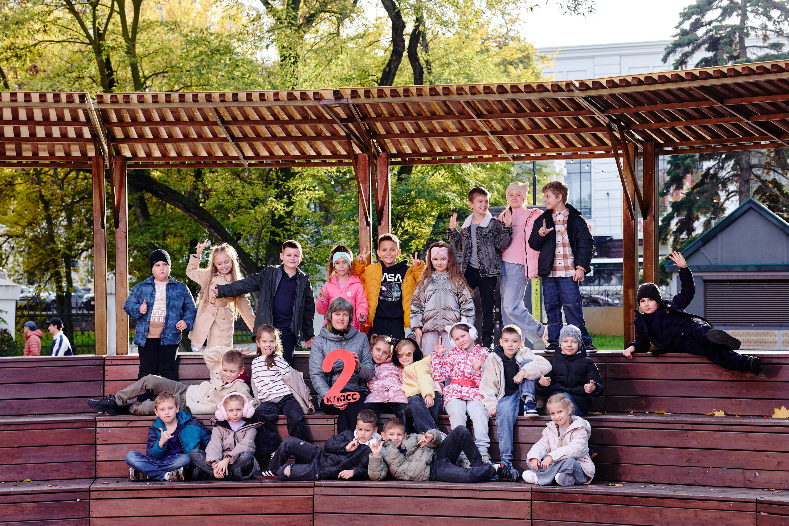 Прогулка в парке классом. Фотограф Выпускные альбомы Таганрог Сергей Коробченко