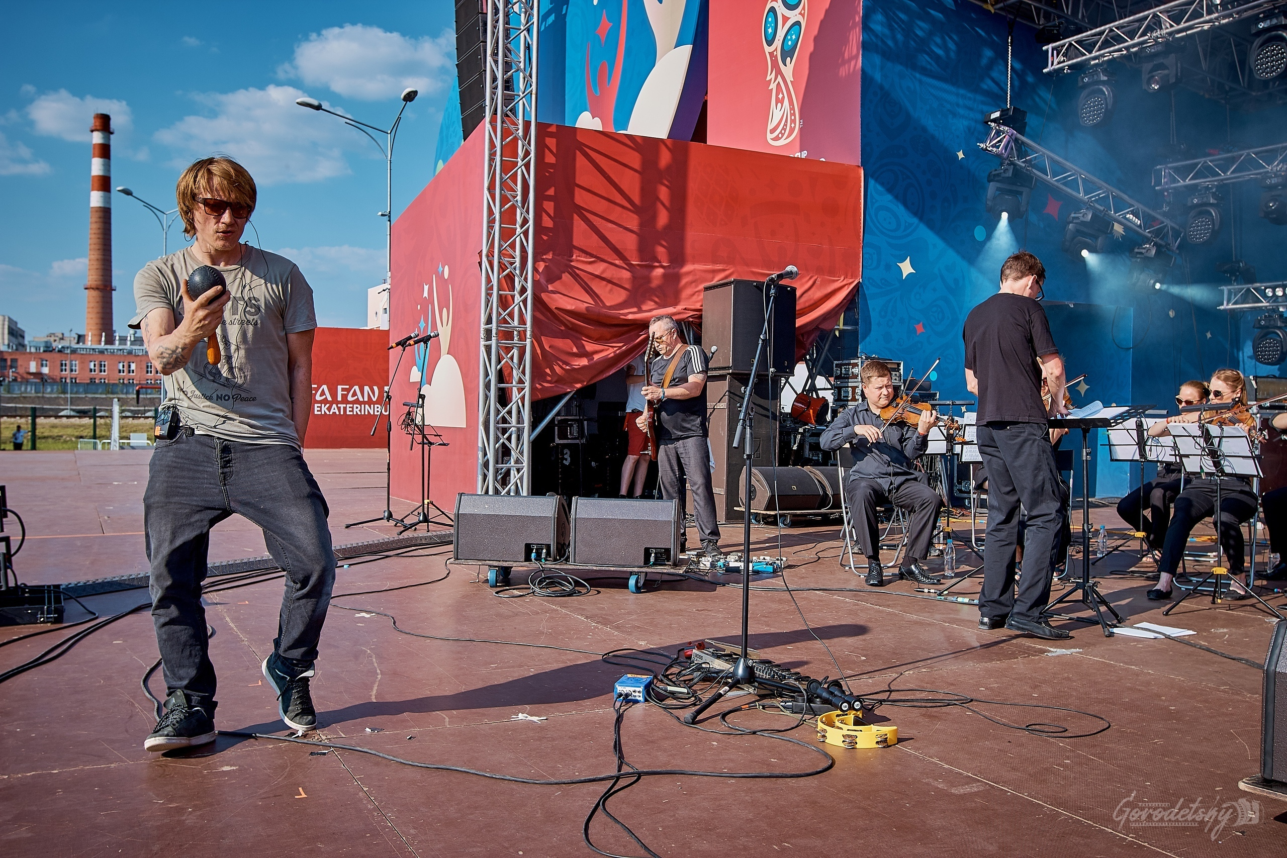Курара и Другой Оркестр, фото с концерта. Фотограф в Екатеринбурге Юр. Профессиональный фотограф в Екатеринбурге Юра Сахар