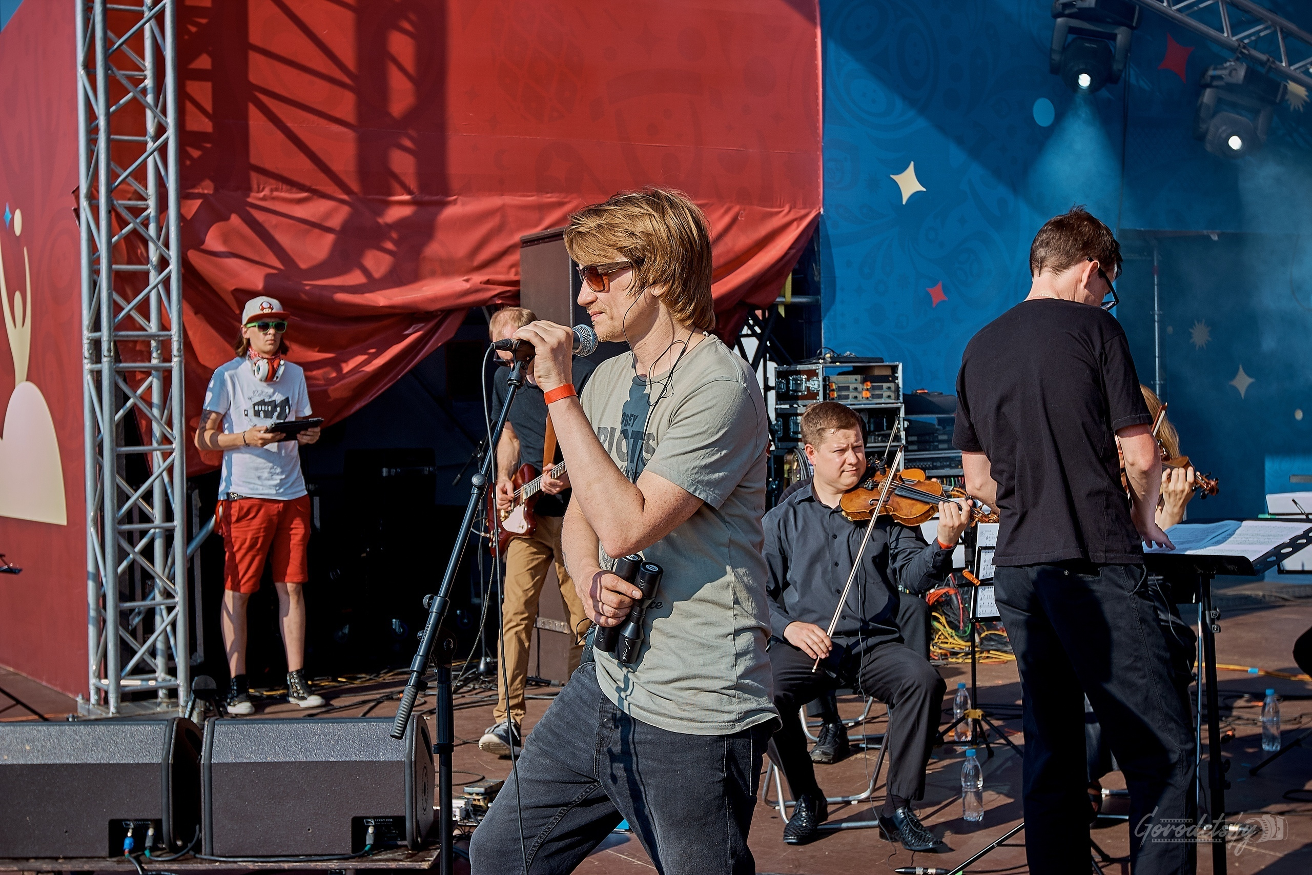 Курара и Другой Оркестр, фото с концерта. Фотограф в Екатеринбурге Юр. Профессиональный фотограф в Екатеринбурге Юра Сахар