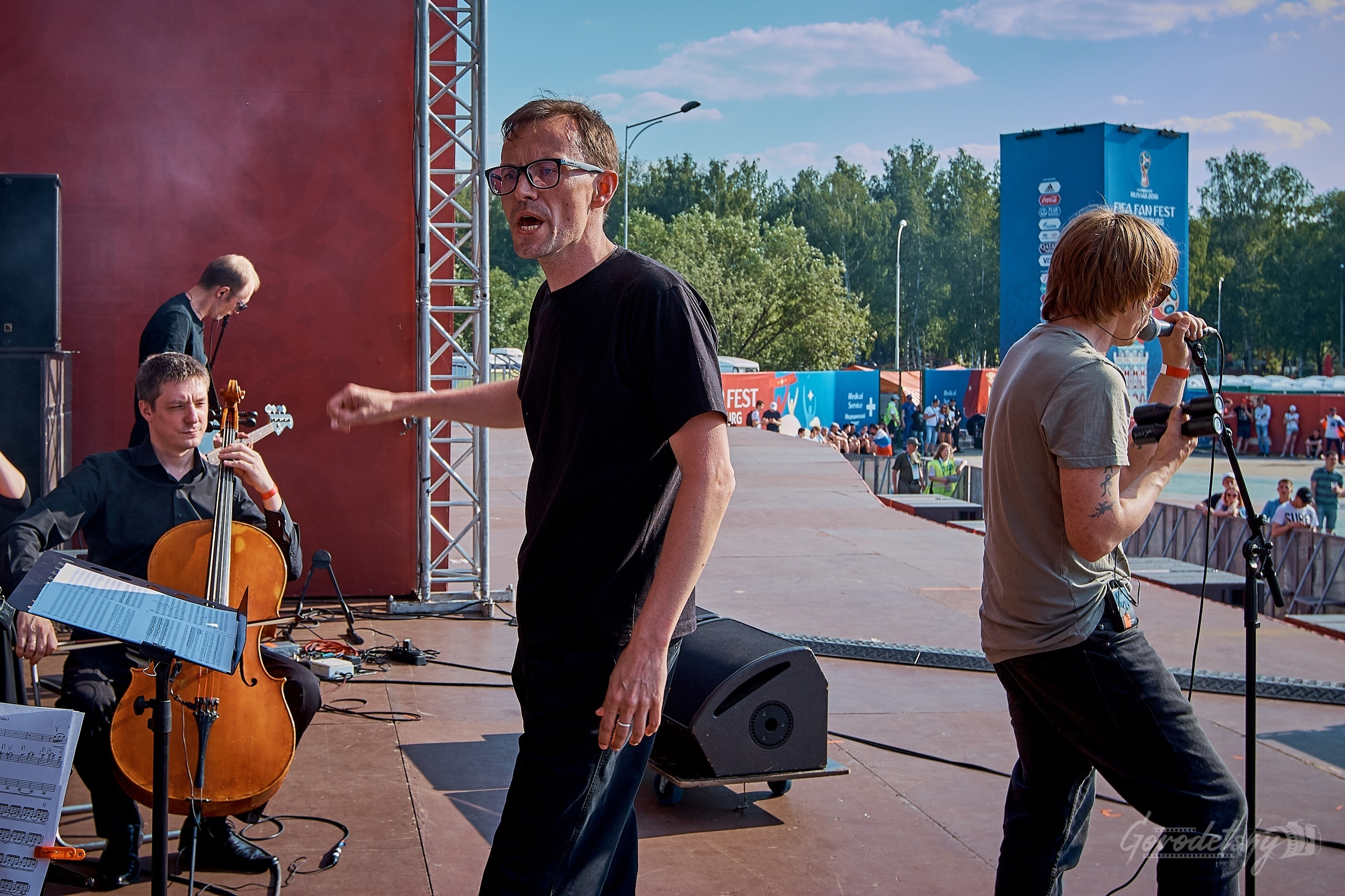 Курара и Другой Оркестр, фото с концерта. Фотограф в Екатеринбурге Юр. Профессиональный фотограф в Екатеринбурге Юра Сахар