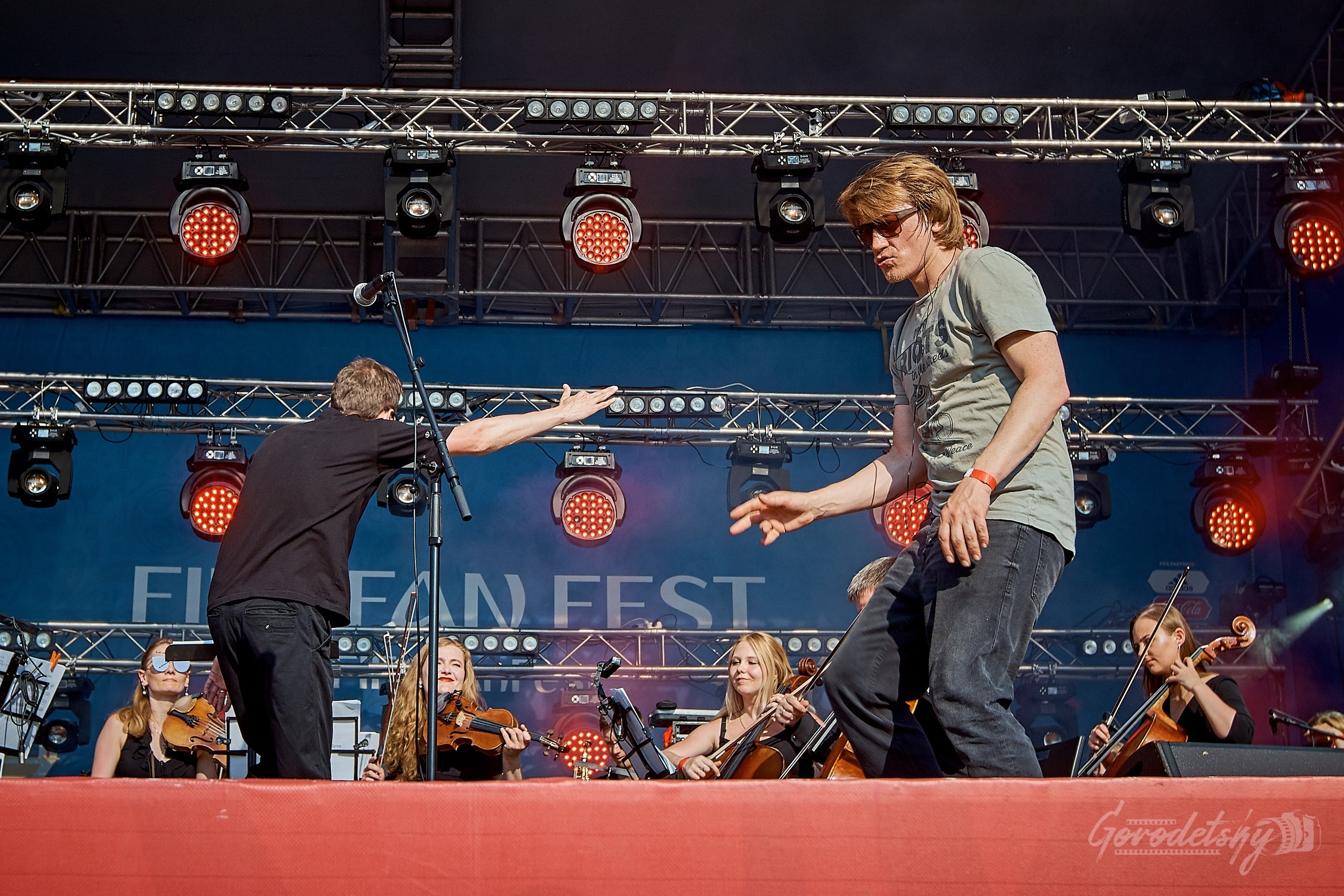 Курара и Другой Оркестр, фото с концерта. Фотограф в Екатеринбурге Юр. Профессиональный фотограф в Екатеринбурге Юра Сахар