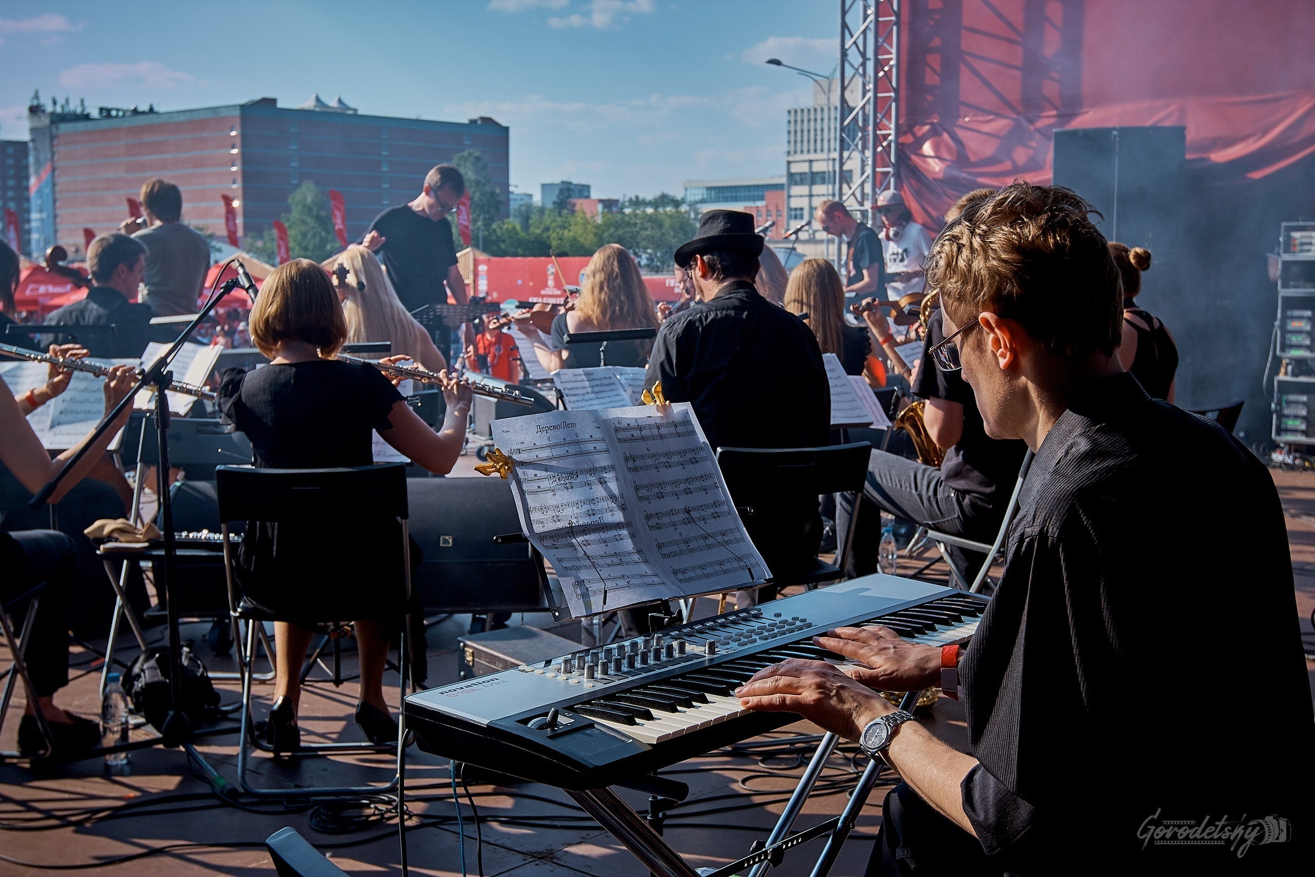 Курара и Другой Оркестр, фото с концерта. Фотограф в Екатеринбурге Юр. Профессиональный фотограф в Екатеринбурге Юра Сахар