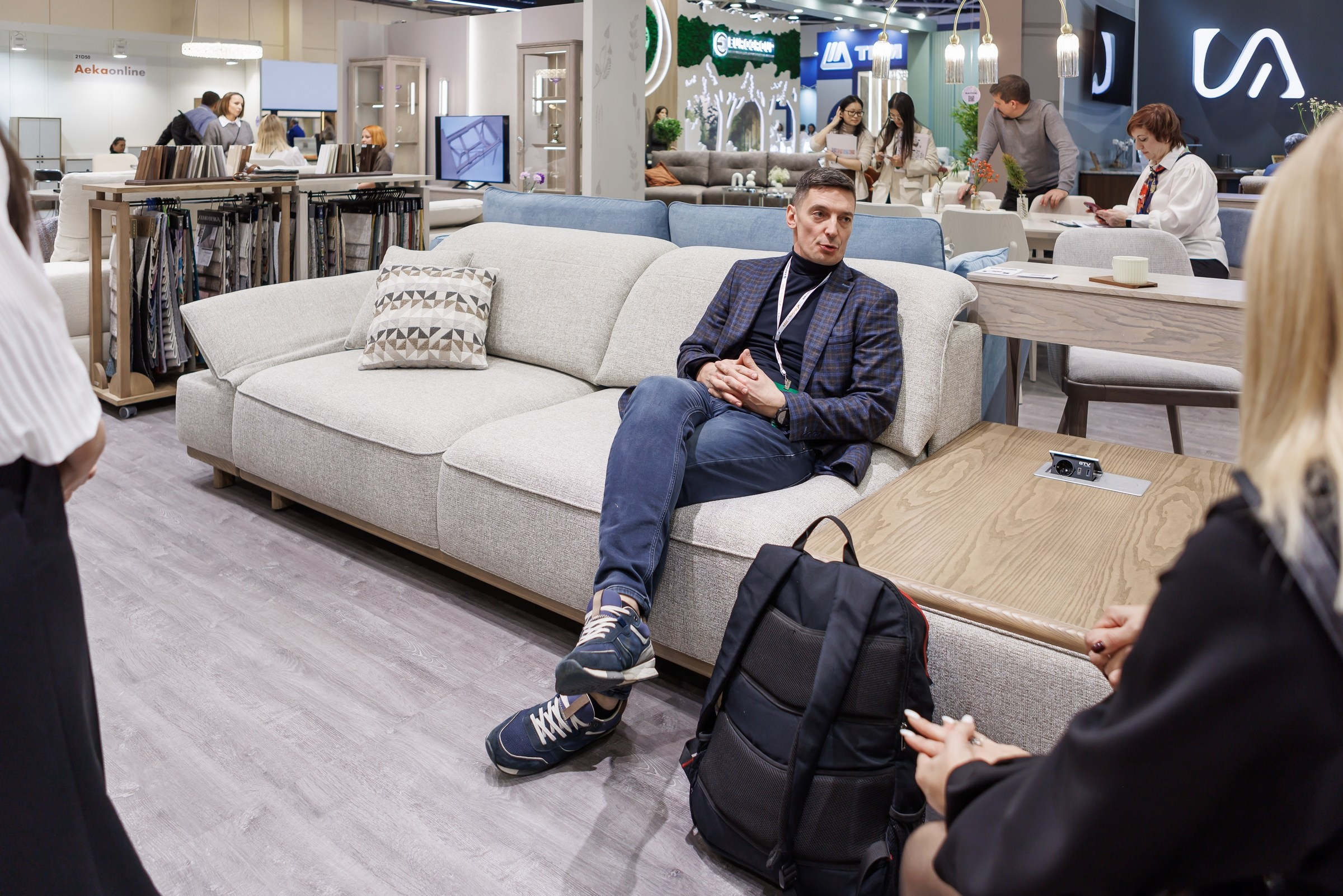 Работа большого стенда мебельной фабрики Evanty. Фотограф на выставку в Москве