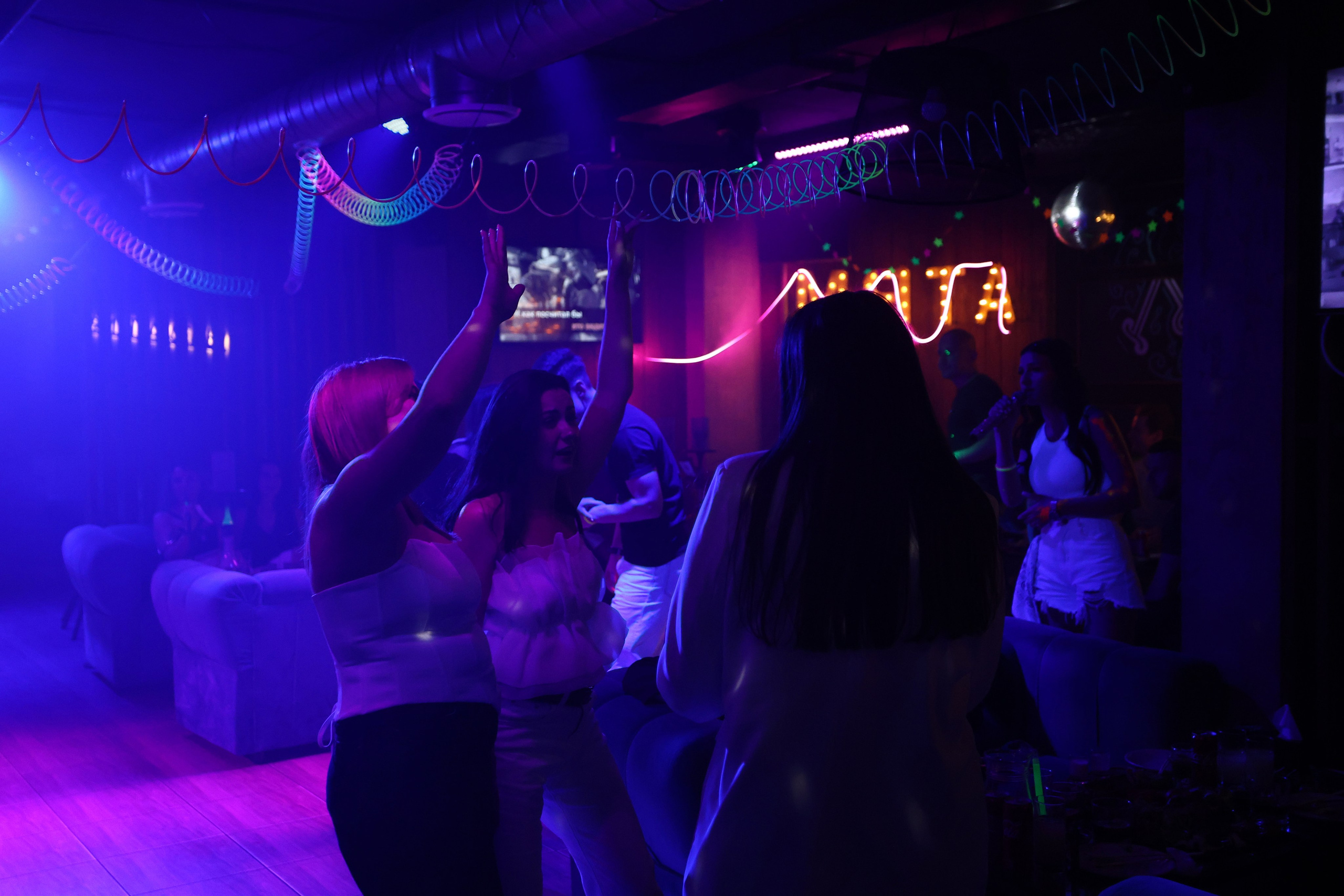 Neon Party 01.08.25. Мята Спортивная — Кальянная, караоке, бар в Минске