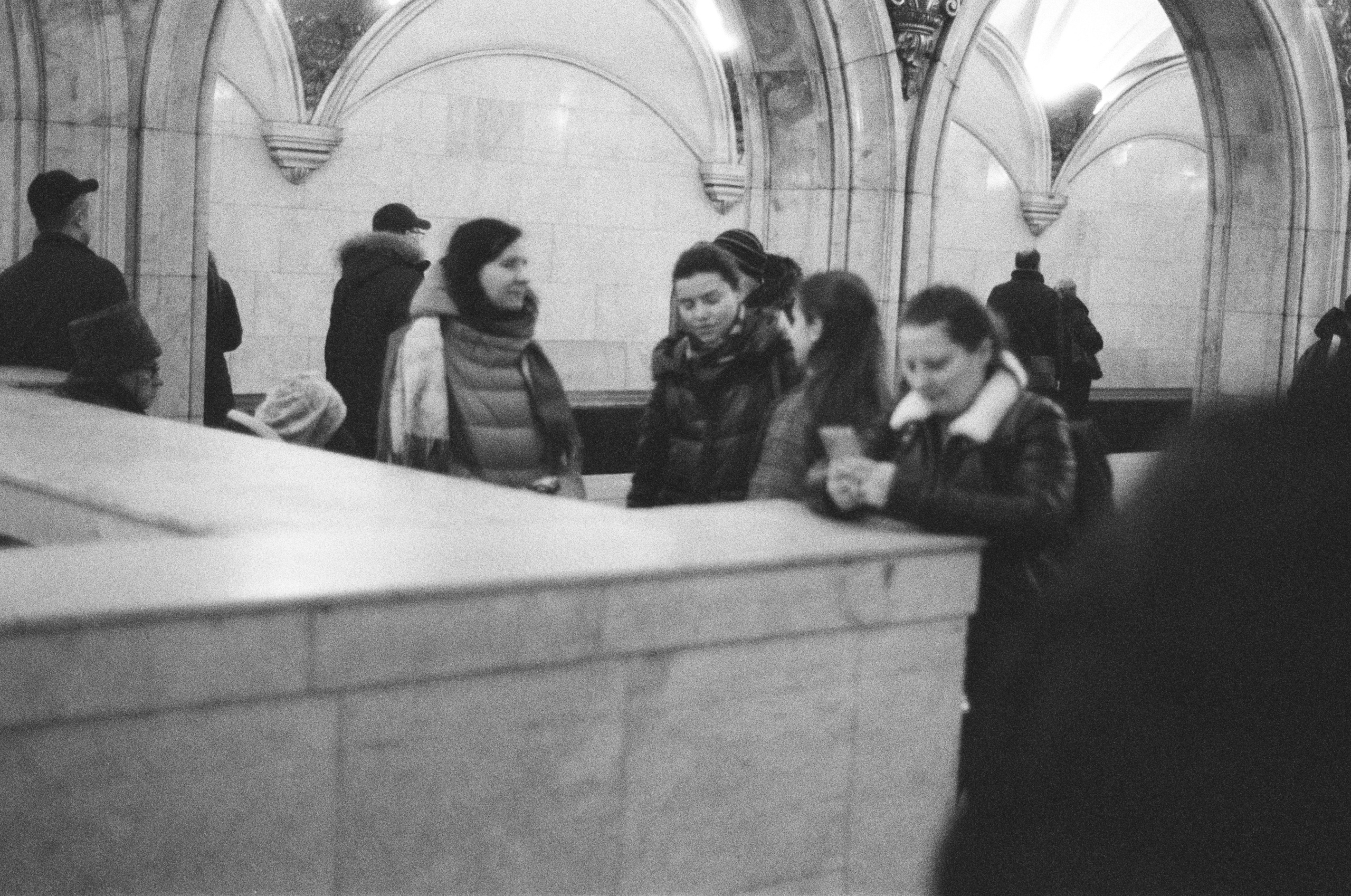 Фотосерия «Час пик»: динамика городской суеты в моменты транспортного и человеческого потока, игра света, тени и контраста в хронике городского движения. Фотограф: Ожерельев Лев