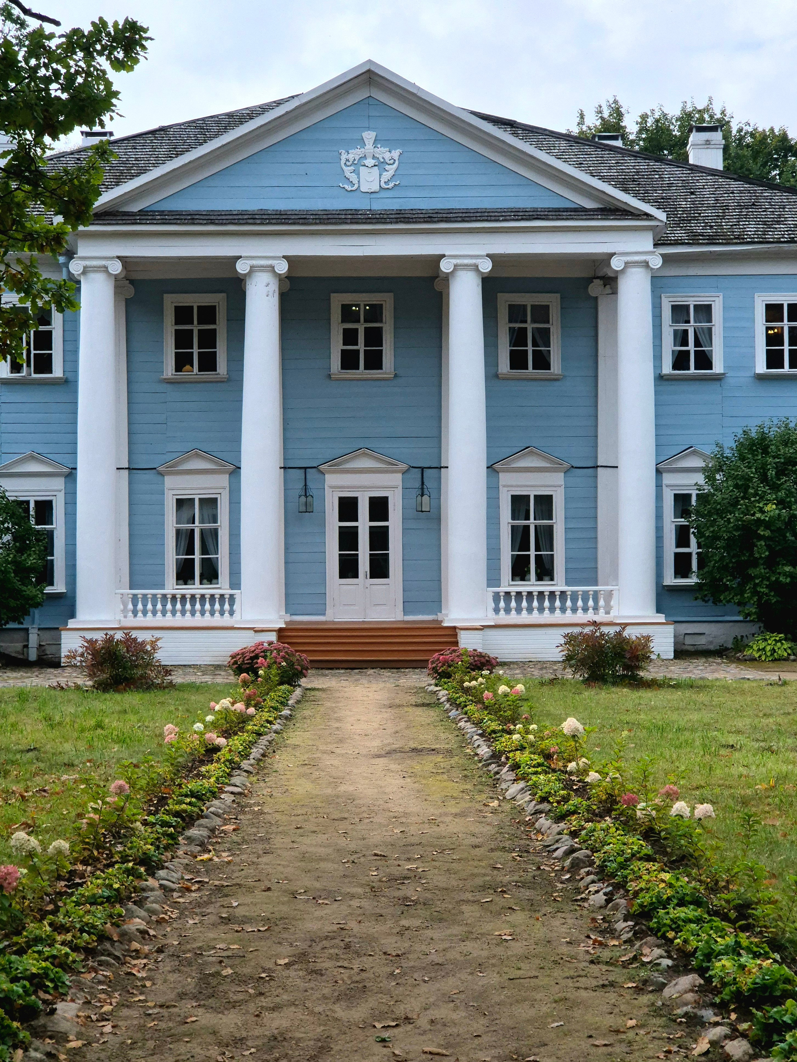 Глинка любил свой тенистый парк, красавицу Десну, широкие равнинные просторы. Часто он вспоминал Новоспасское в разъездах, а путешествовал он много по всей Европе и Кавказу