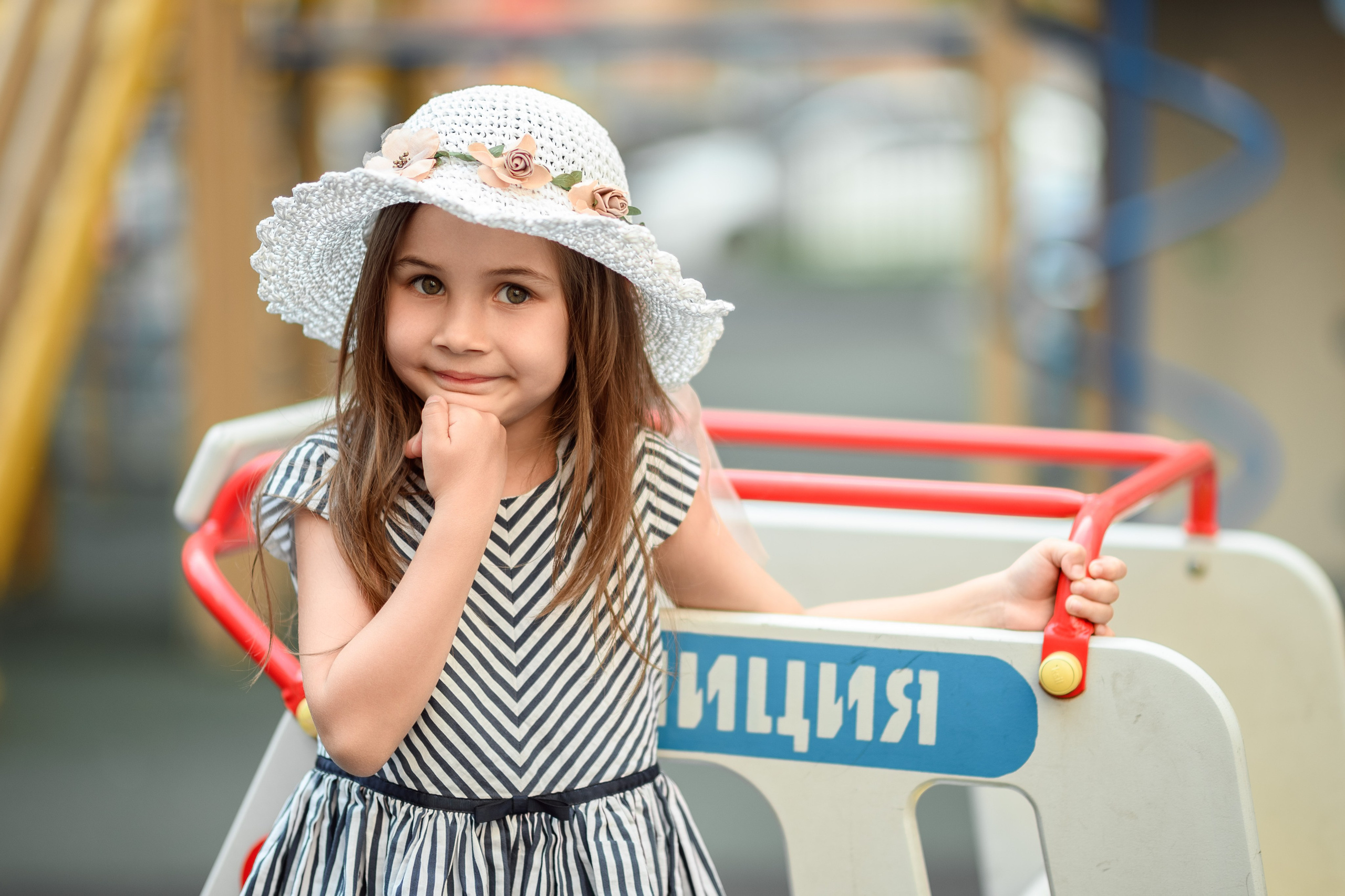 Фотосъёмка детского портрета на игровой площадке рядом с домом. 