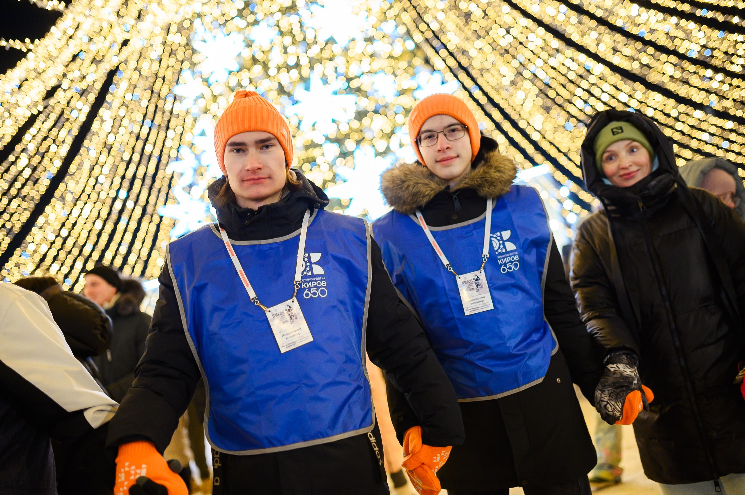 Новогодние волонтеры | Открытие Новогодней столицы Кирова 2025. Репортажный фотограф в Кирове Александр Лутошкин